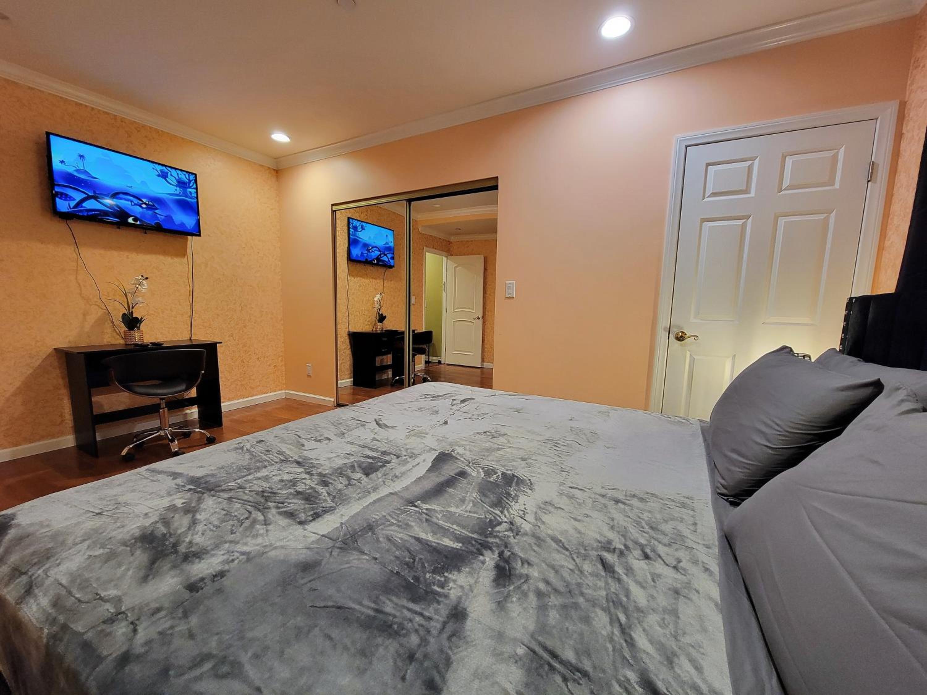 3 bedroom ground floor guest suite with patio area by MrC Hotel Great area