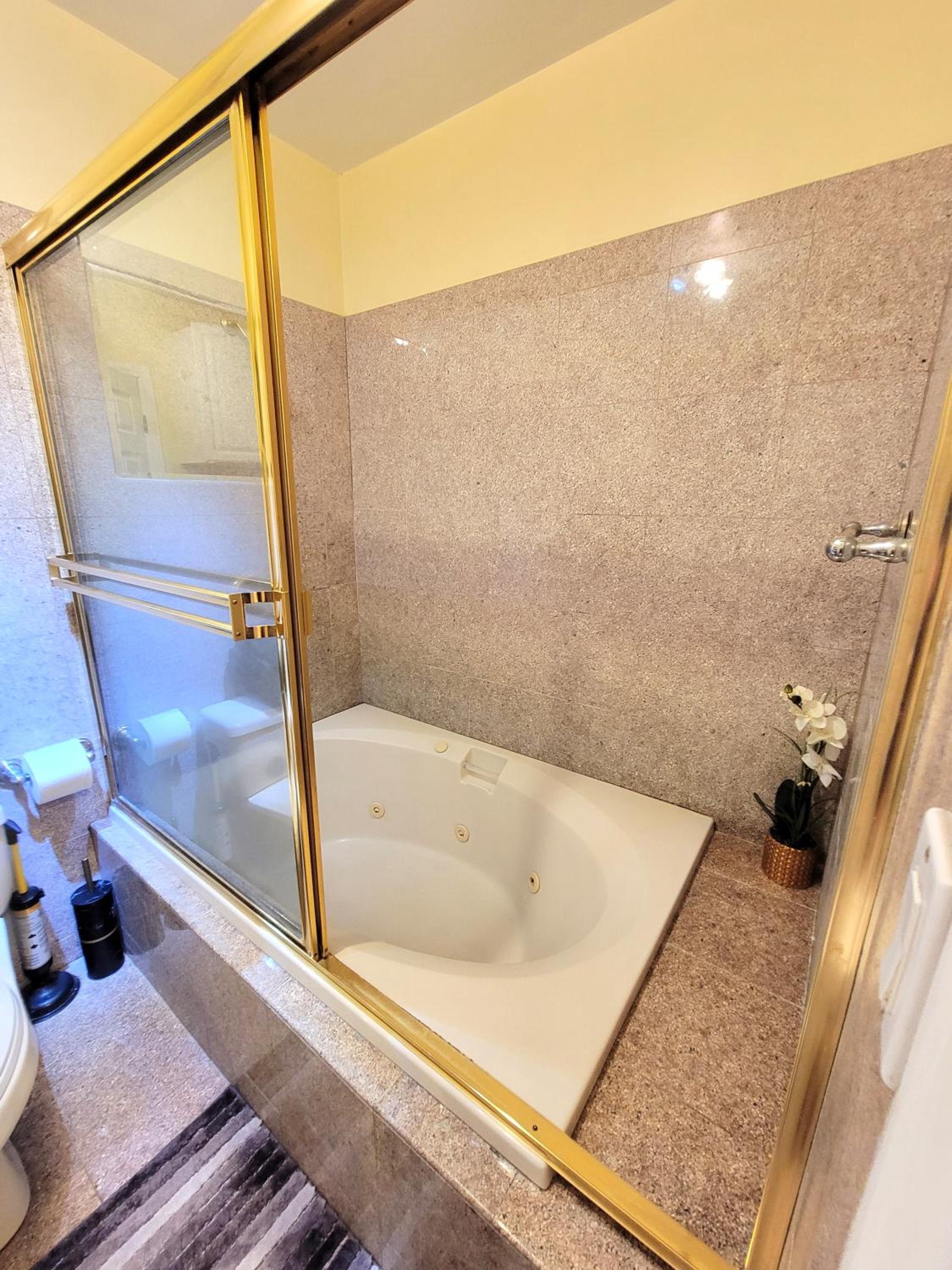 3 bedroom ground floor guest suite with patio area by MrC Hotel Great area