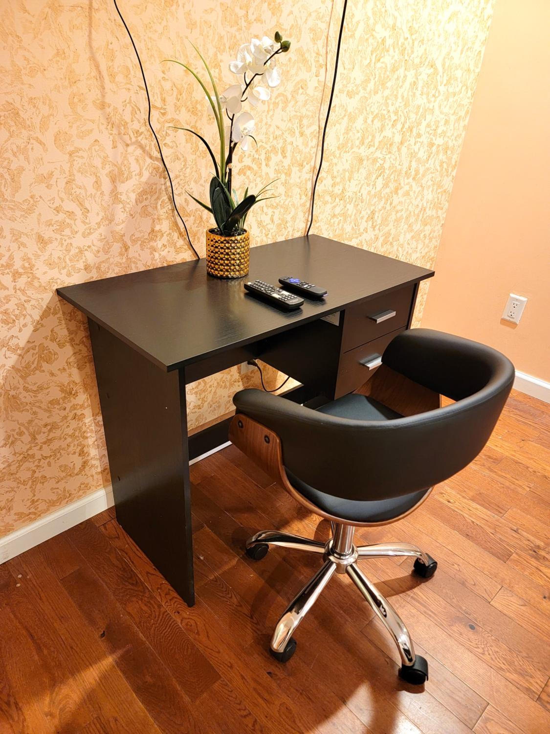 3 bedroom ground floor guest suite with patio area by MrC Hotel Great area
