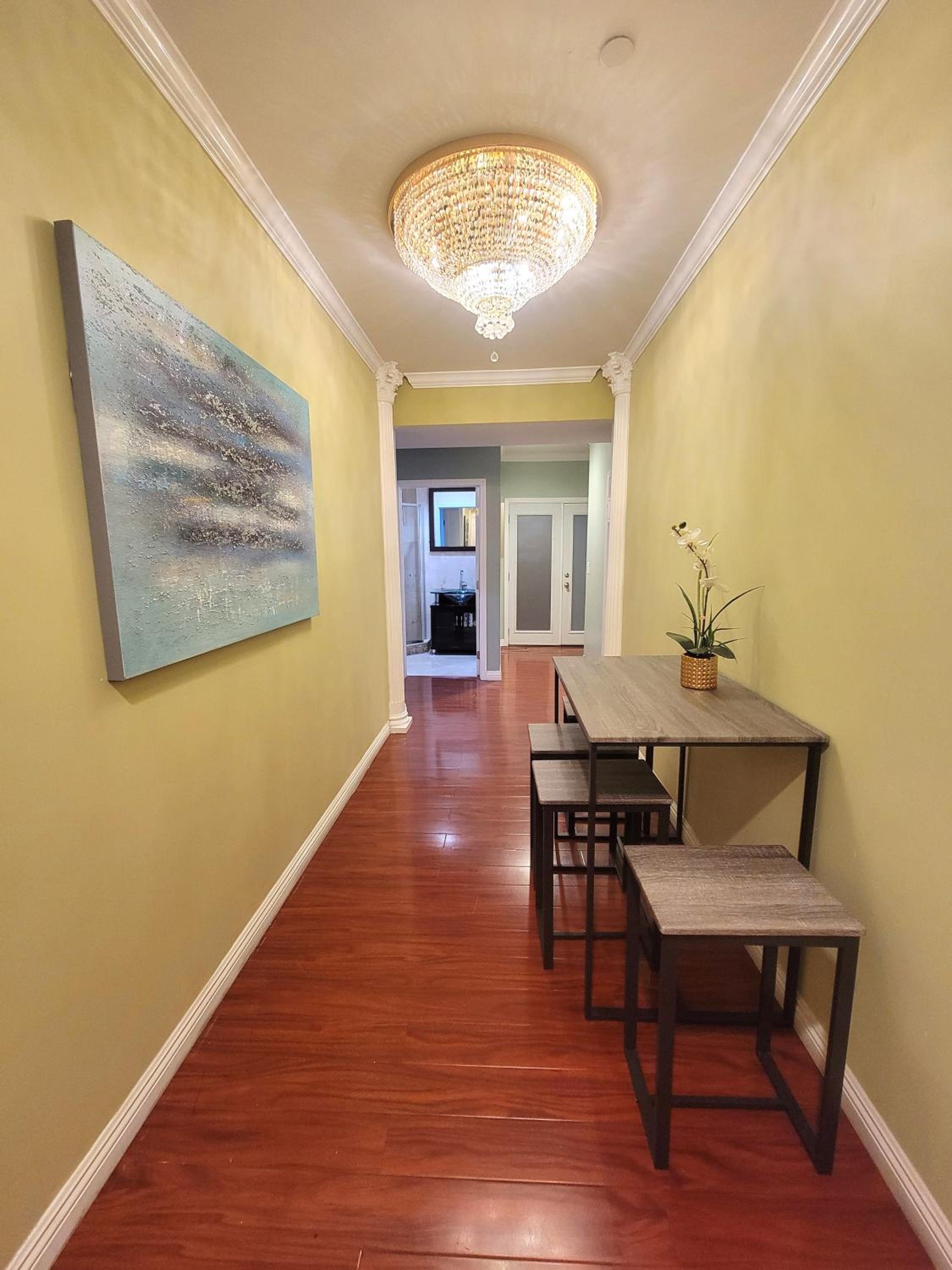 3 bedroom ground floor guest suite with patio area by MrC Hotel Great area