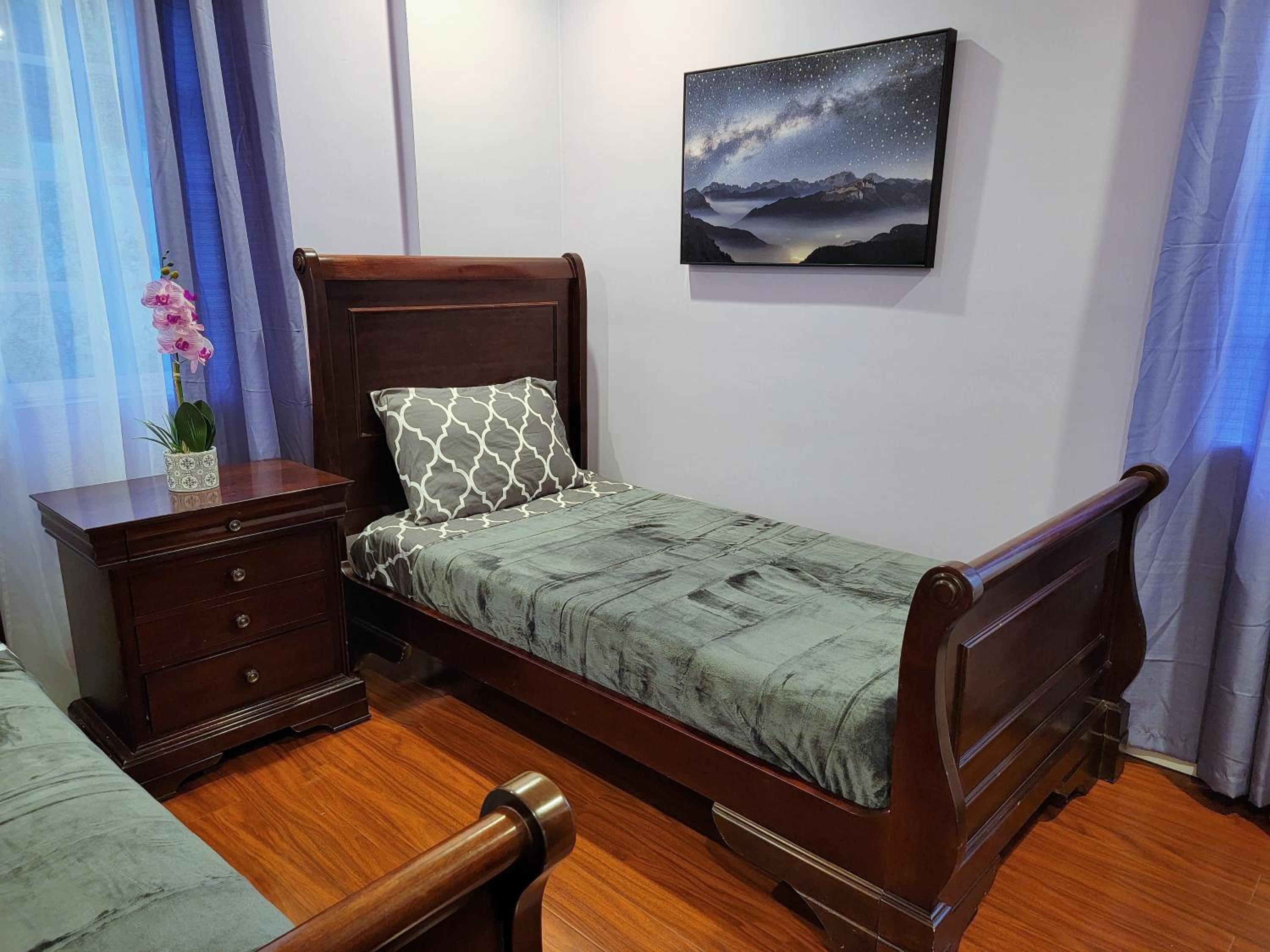 3 bedroom ground floor guest suite with patio area by MrC Hotel Great area