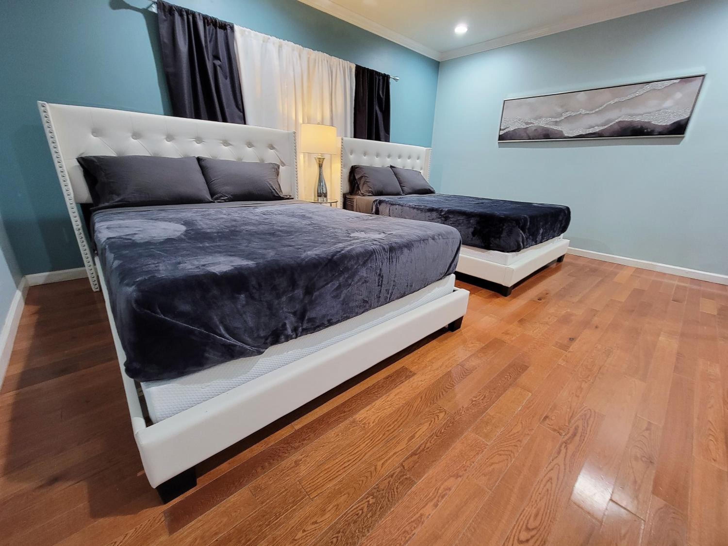 3 bedroom ground floor guest suite with patio area by MrC Hotel Great area