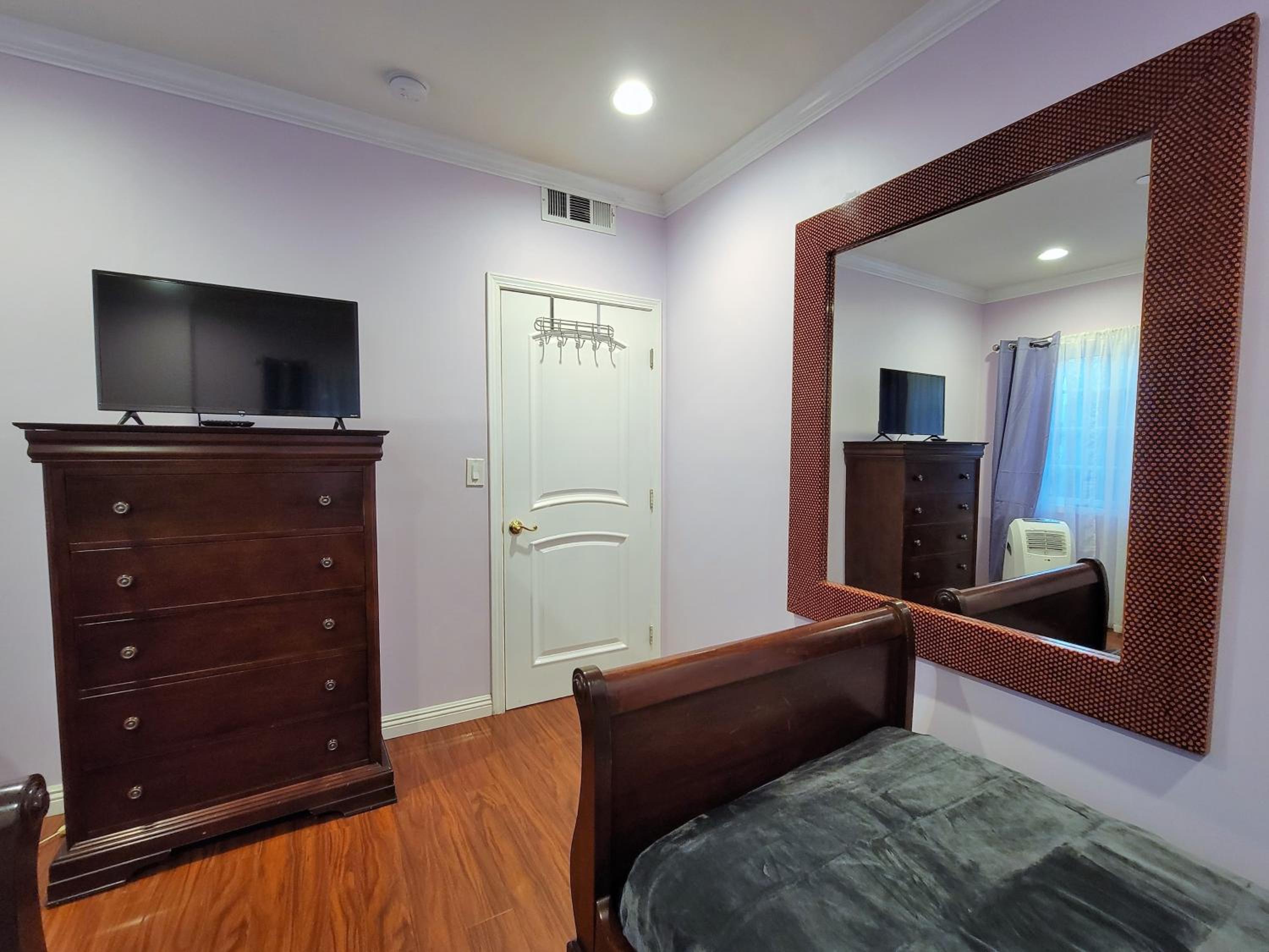 3 bedroom ground floor guest suite with patio area by MrC Hotel Great area