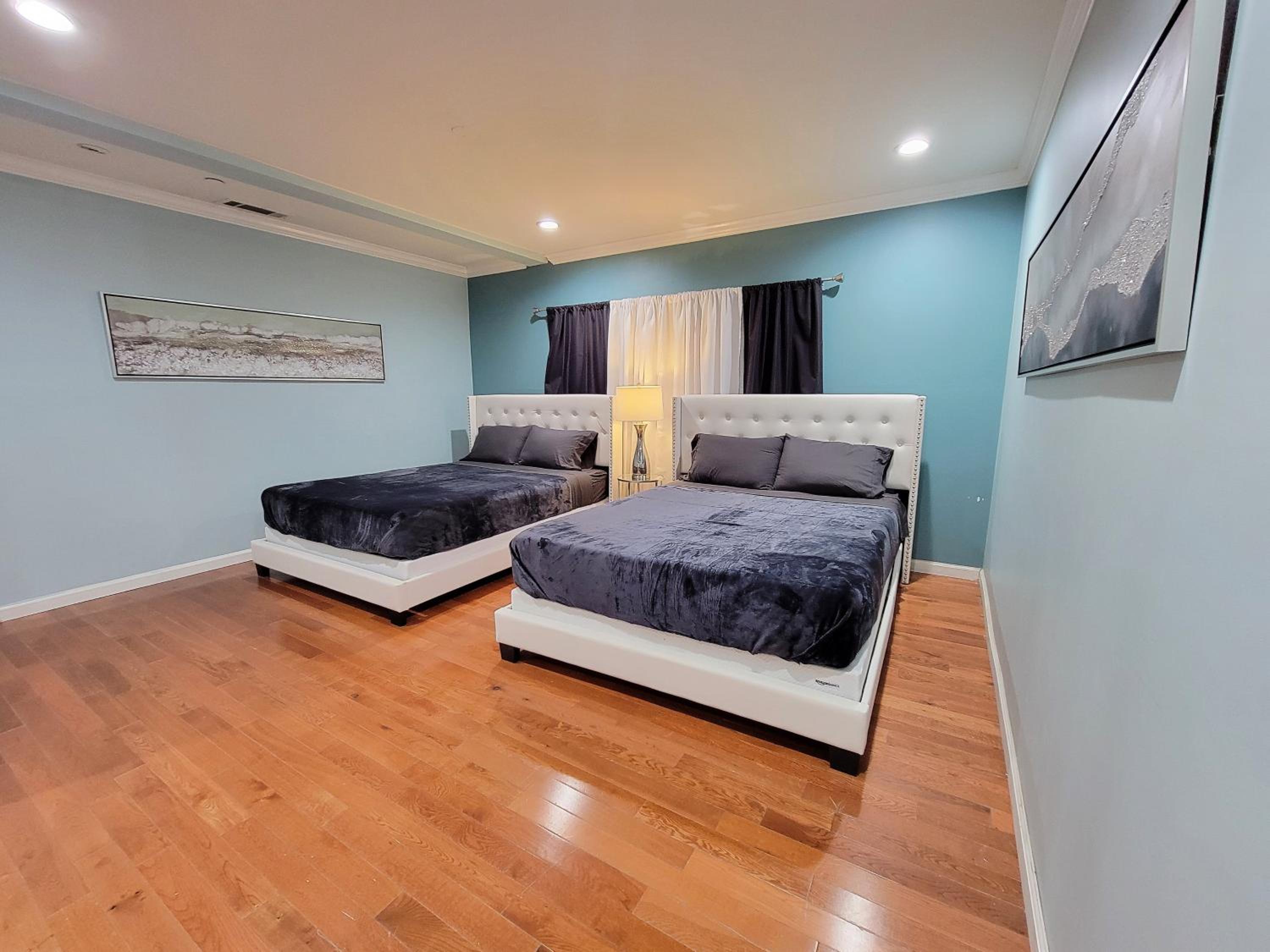 3 bedroom ground floor guest suite with patio area by MrC Hotel Great area