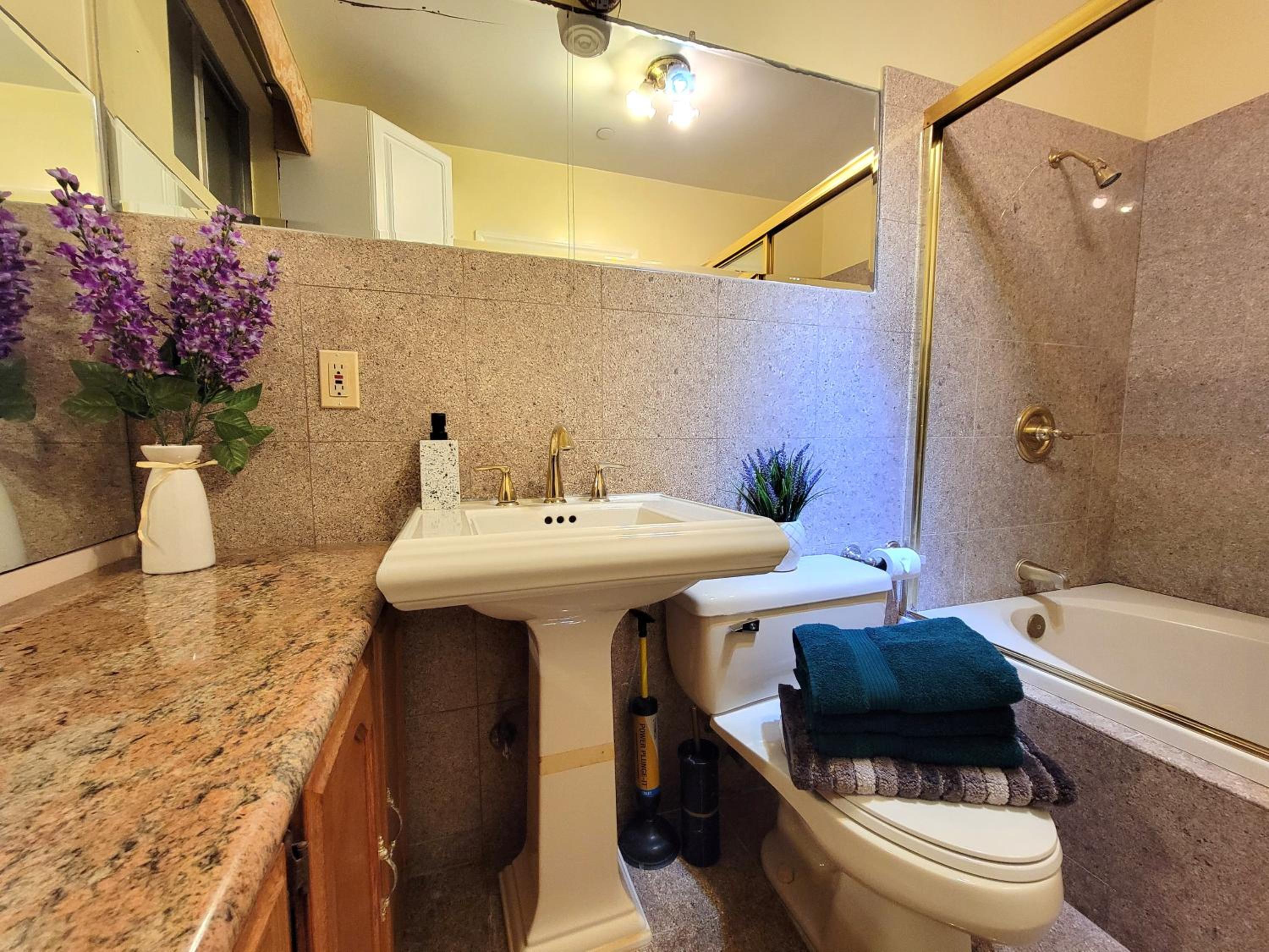 3 bedroom ground floor guest suite with patio area by MrC Hotel Great area