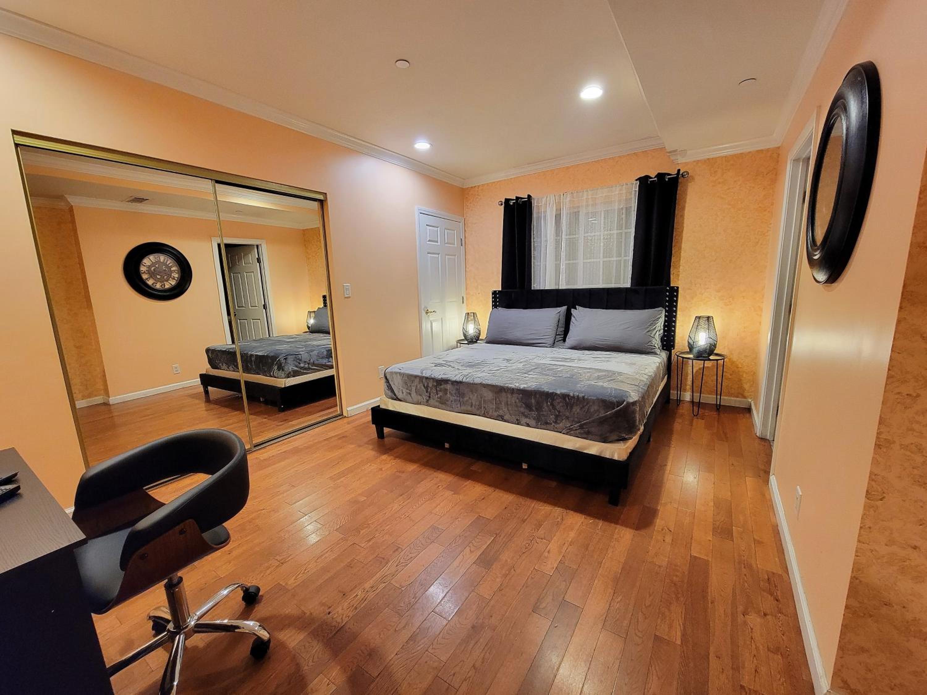 3 bedroom ground floor guest suite with patio area by MrC Hotel Great area