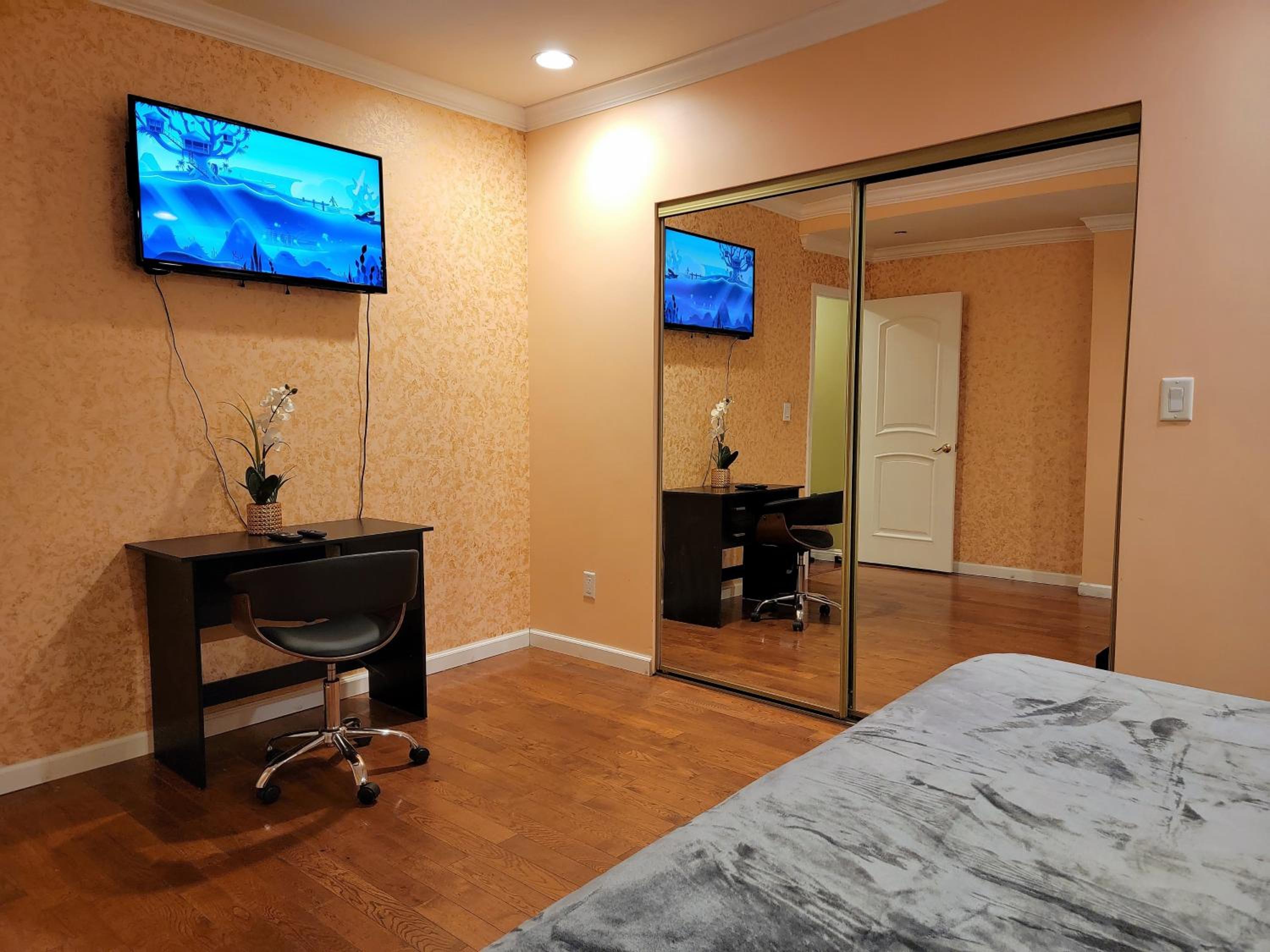 3 bedroom ground floor guest suite with patio area by MrC Hotel Great area