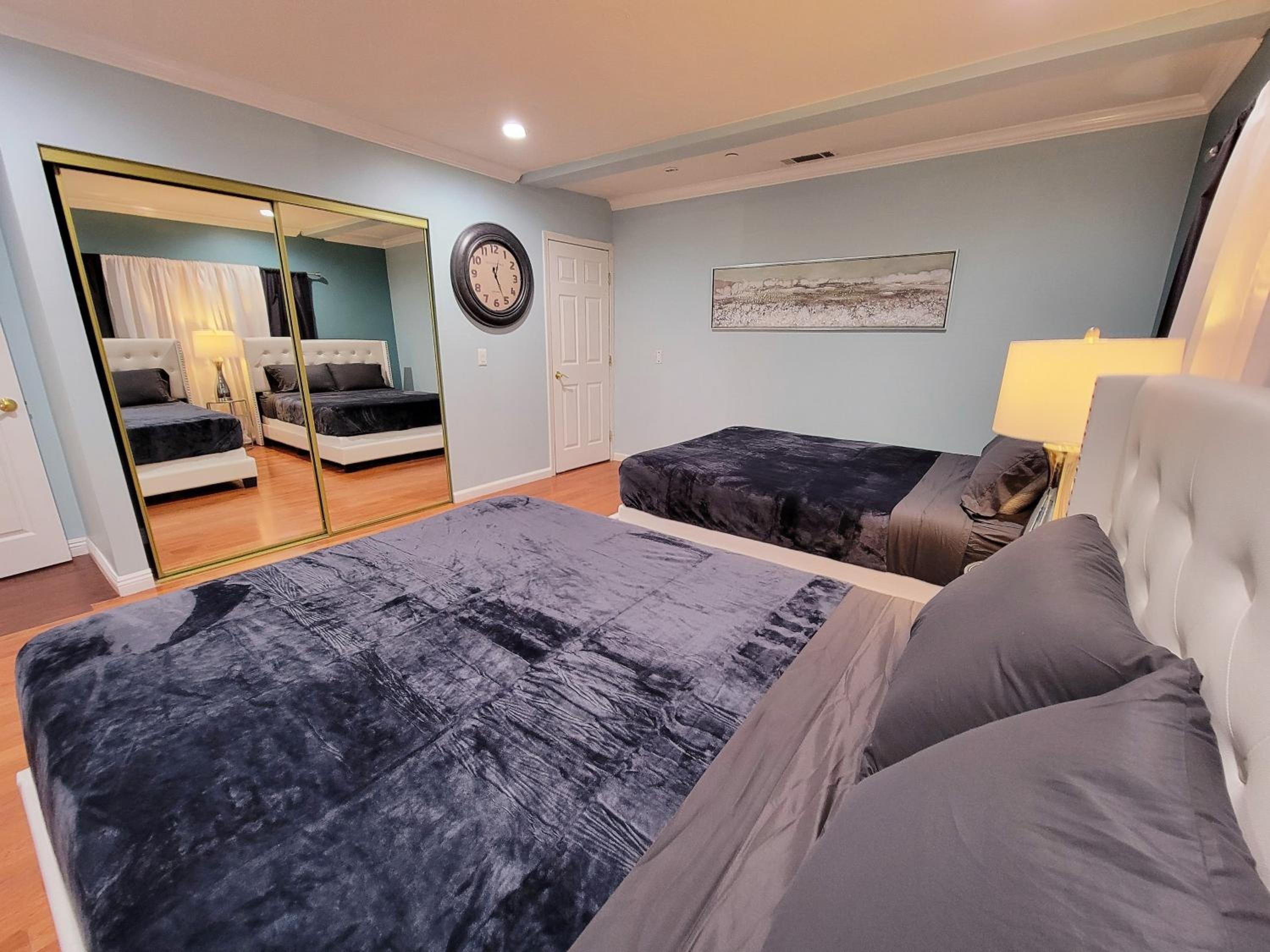 3 bedroom ground floor guest suite with patio area by MrC Hotel Great area
