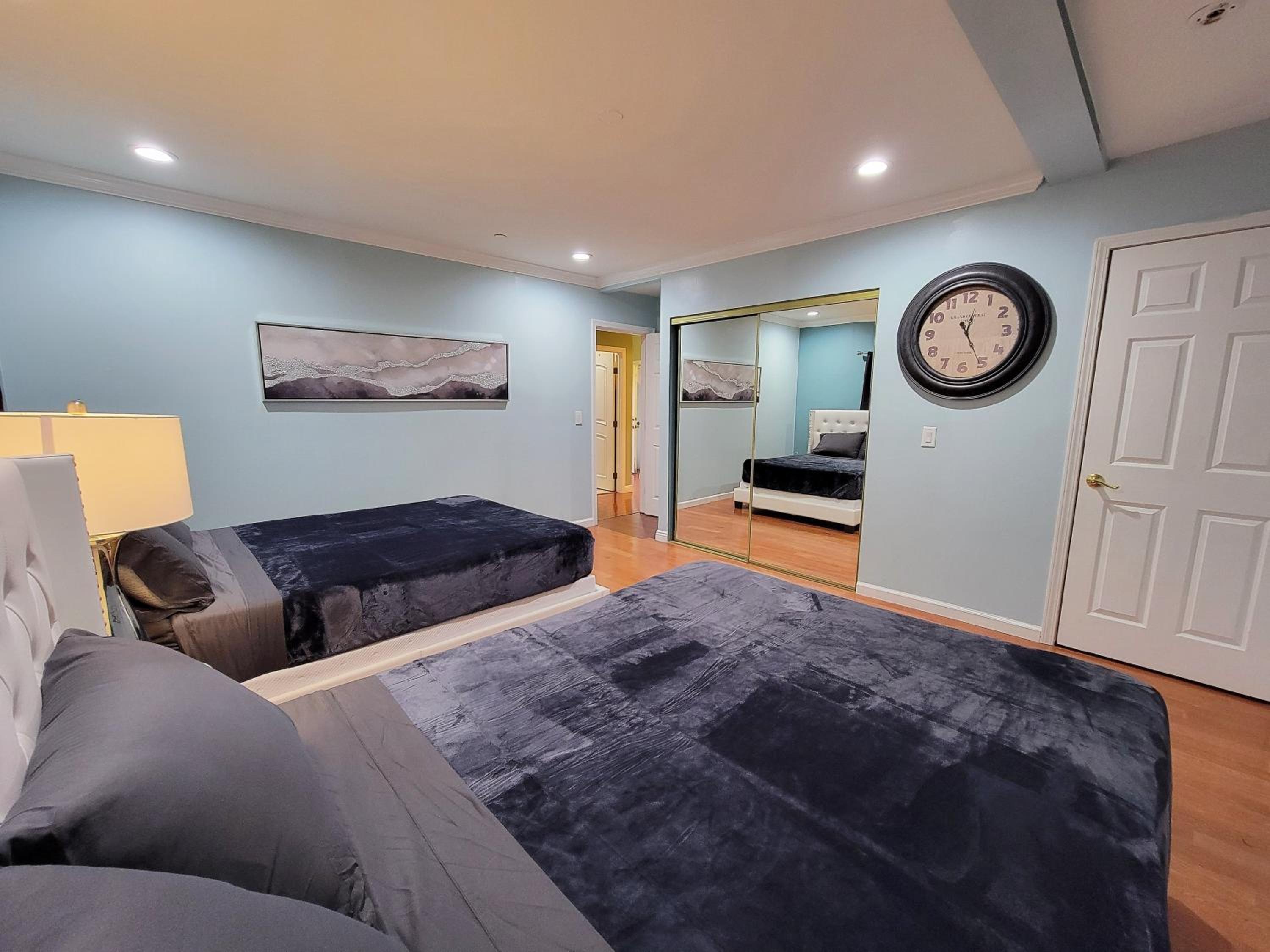 3 bedroom ground floor guest suite with patio area by MrC Hotel Great area