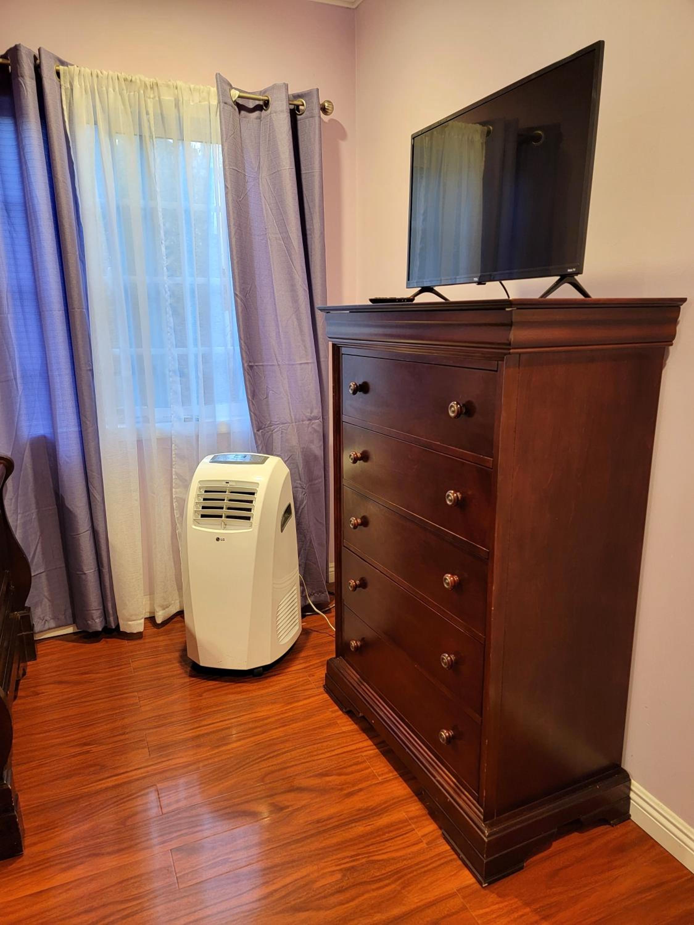 3 bedroom ground floor guest suite with patio area by MrC Hotel Great area