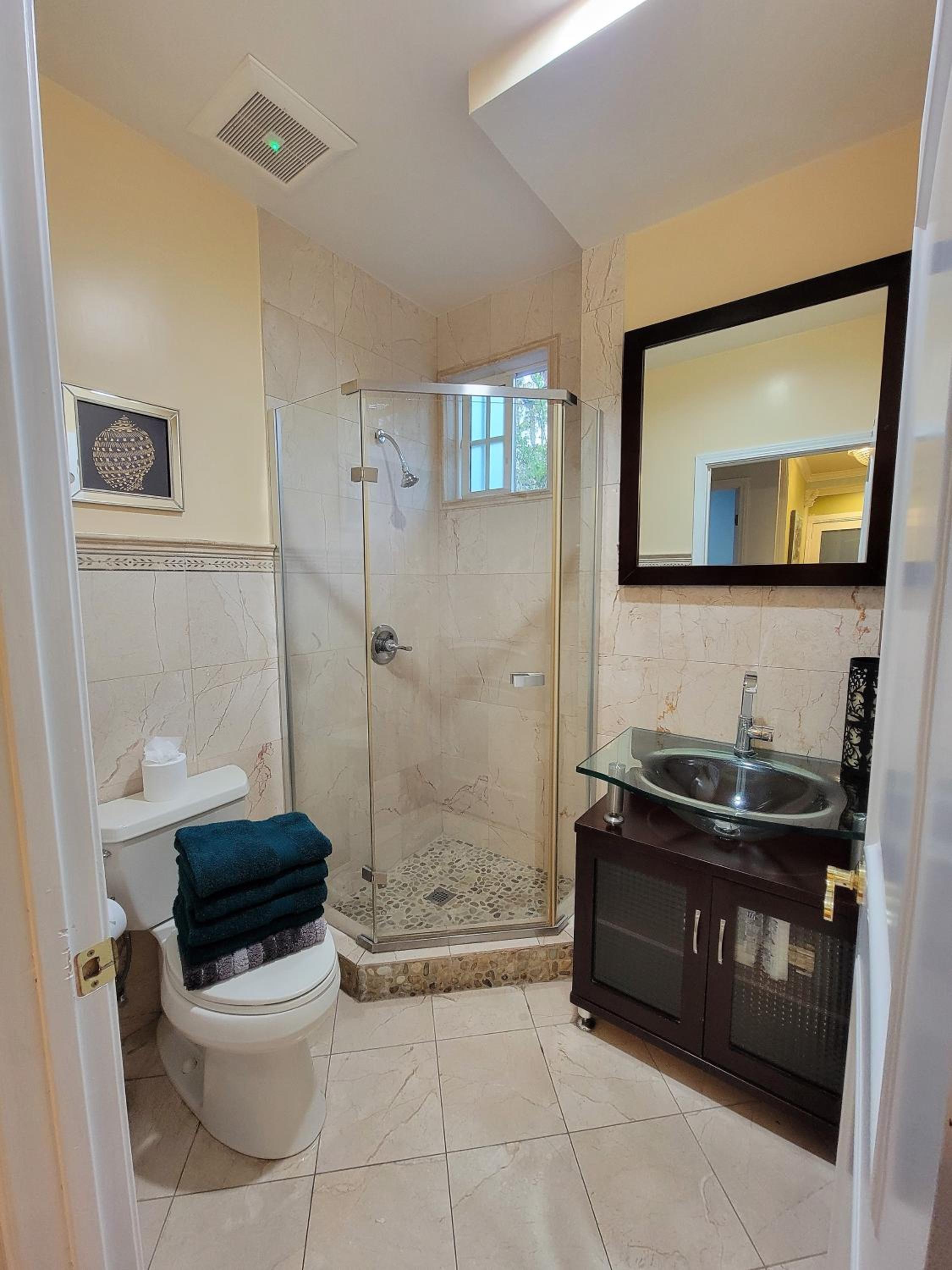 3 bedroom ground floor guest suite with patio area by MrC Hotel Great area