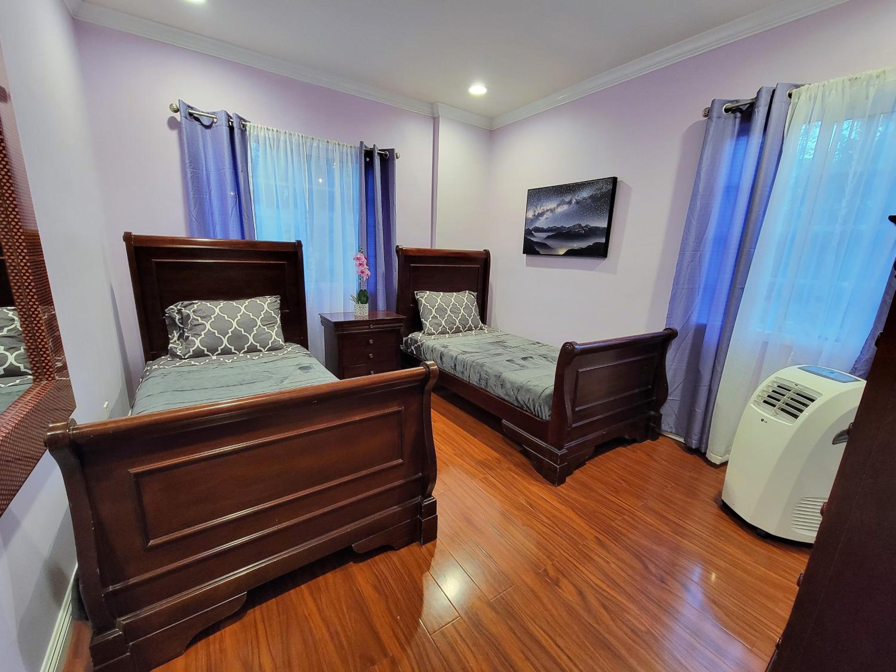 3 bedroom ground floor guest suite with patio area by MrC Hotel Great area