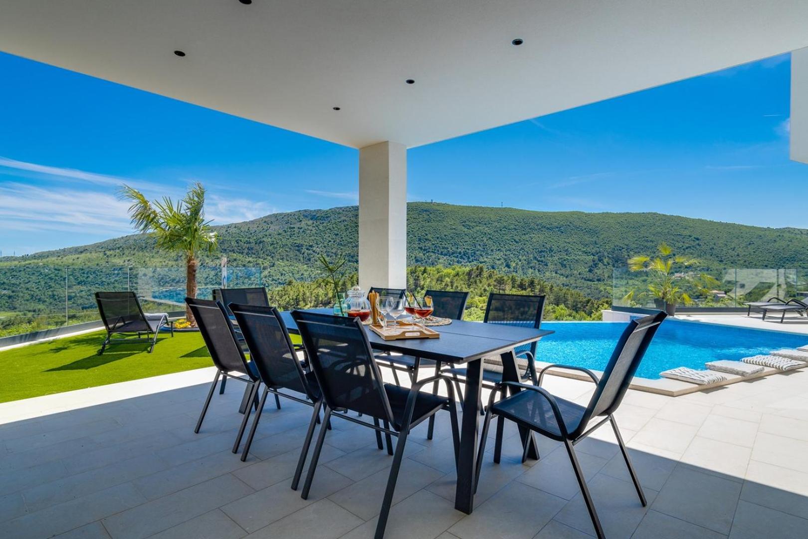 Villa Top Hill, heated infinity pool, Jacuzzi, Sauna, 5 en-suite bedrooms, a Media room view 4