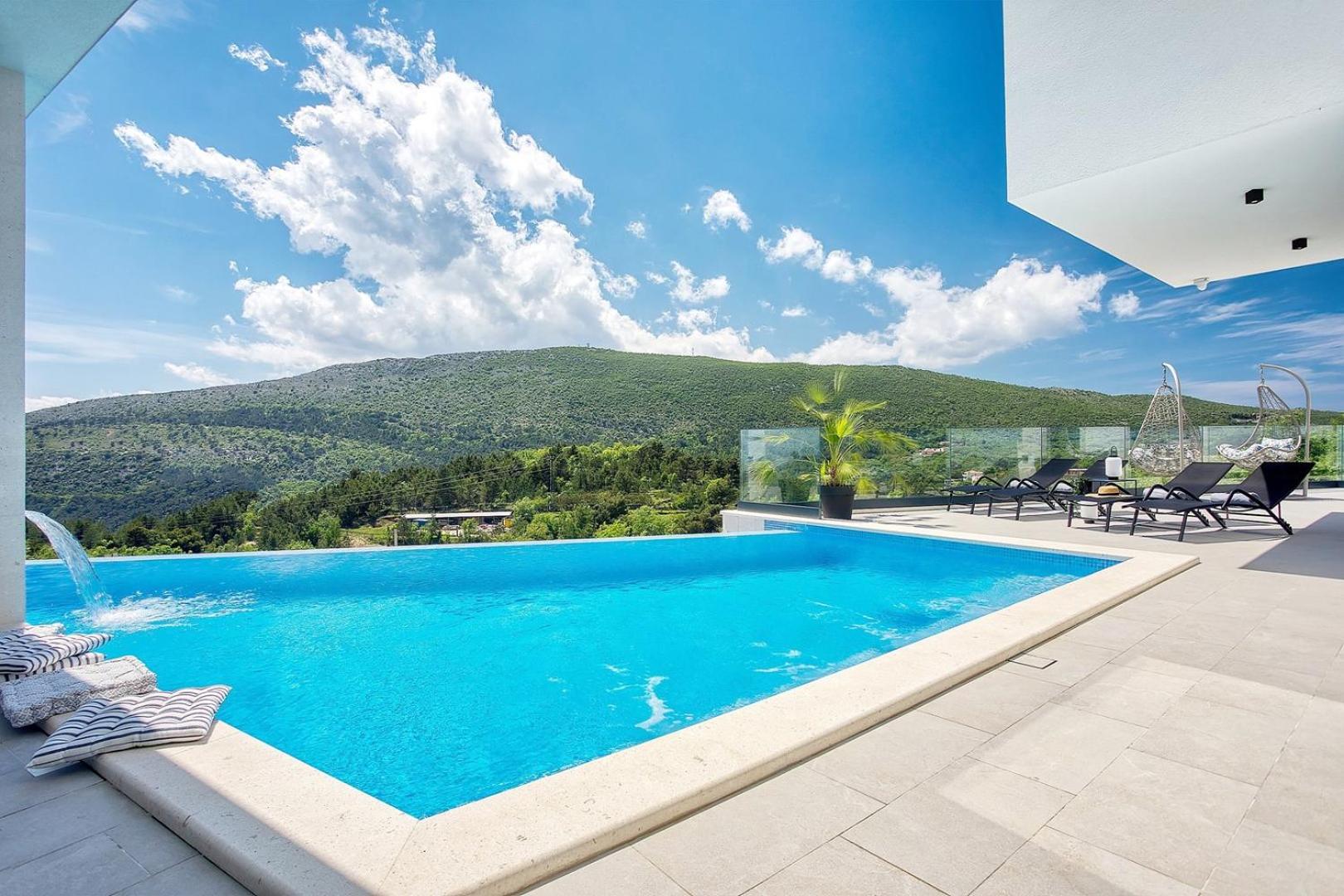 Villa Top Hill, heated infinity pool, Jacuzzi, Sauna, 5 en-suite bedrooms, a Media room view 5