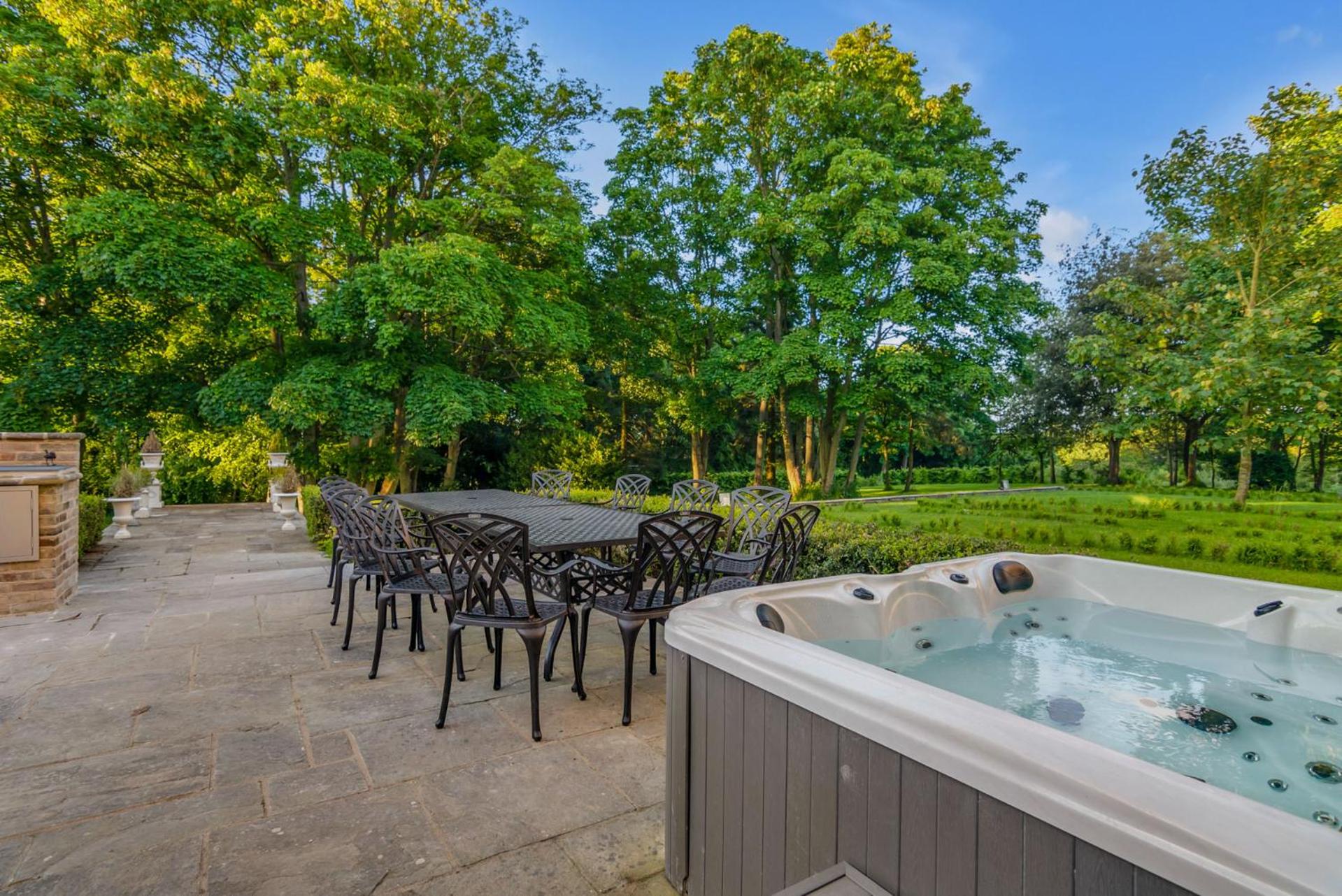 Beccles Georgian Mansion l 9 Bedrooms, Hot Tub & Parkland