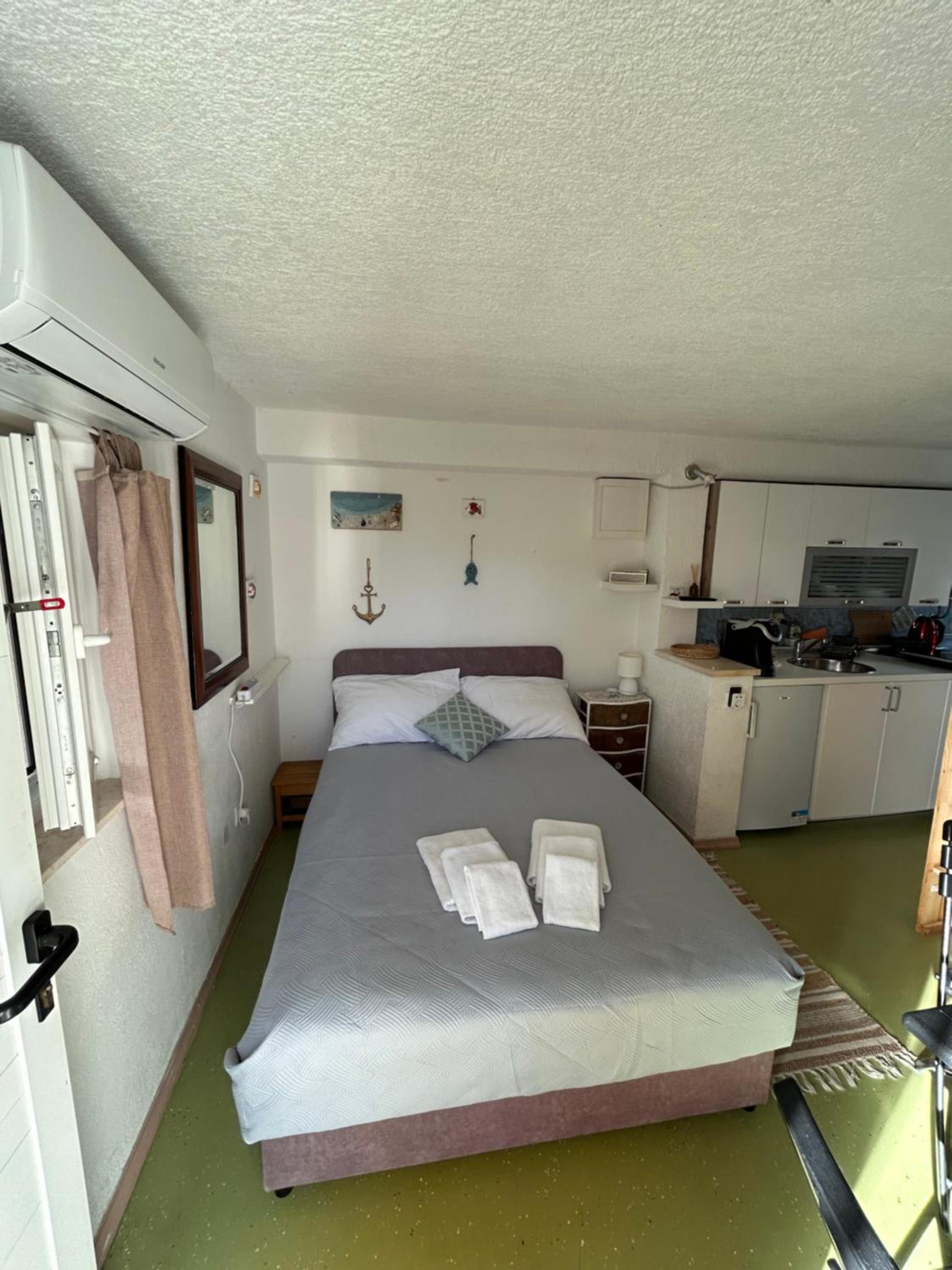 Trogir Čiovo nice studio apartment near the sea in Okrug view 4