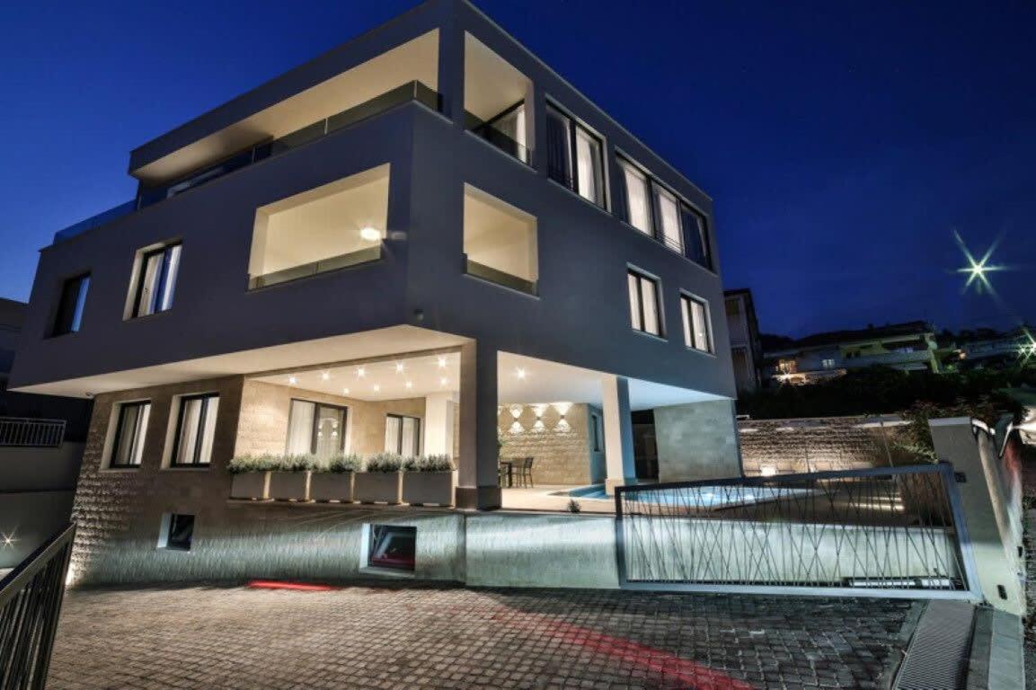 Elegant Cozy Villa With Beautiful Features view 4