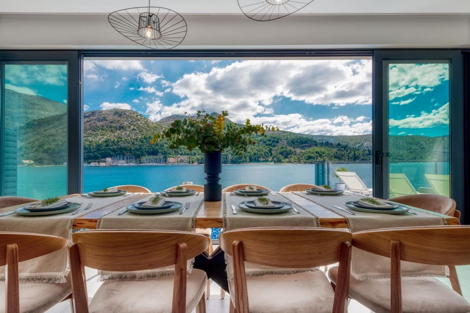 Seafront Villa with Modern Interior en Slano — dining