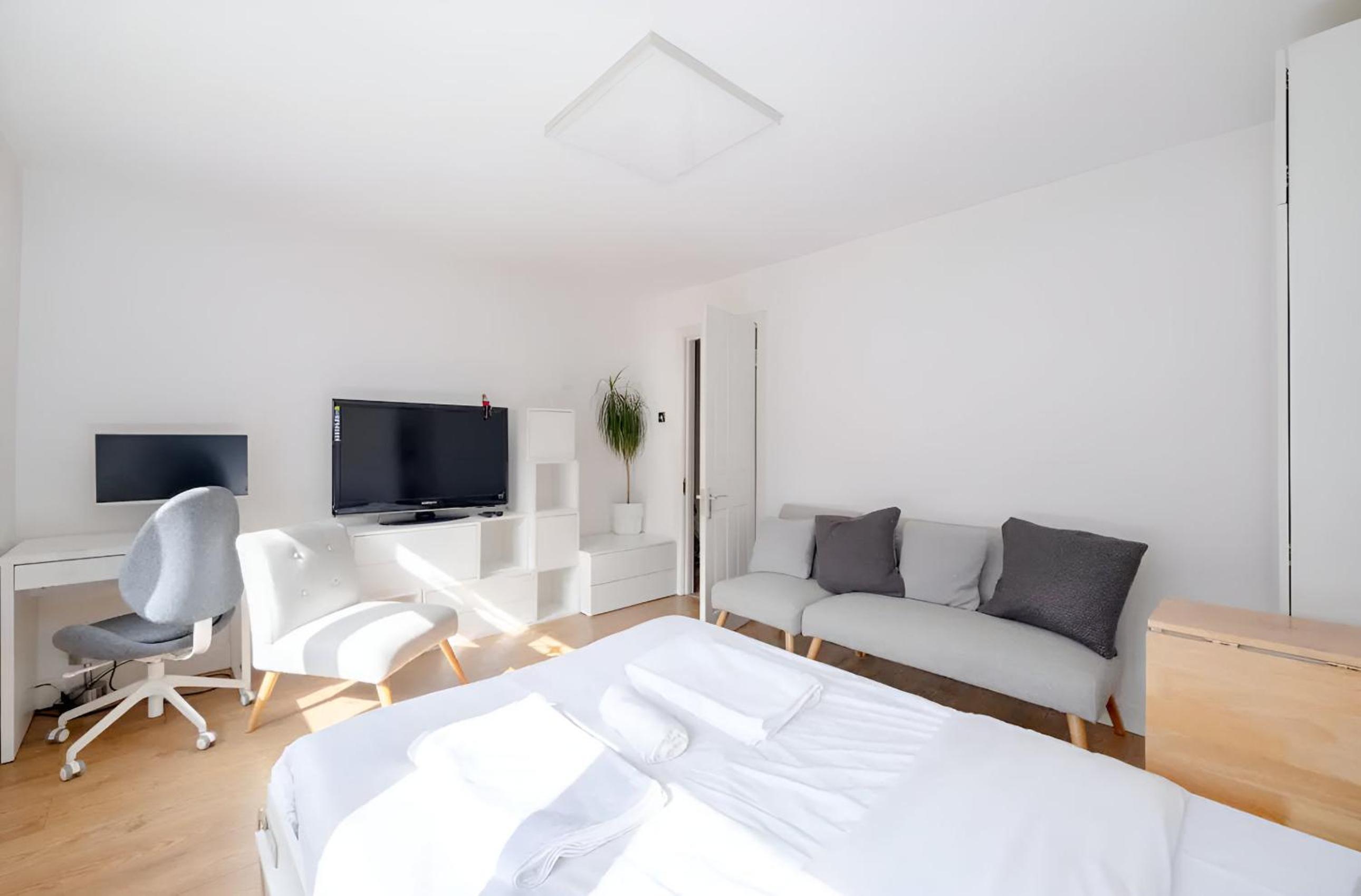 Modern Room with Bathroom & garden in a Shared House - No Kitchen