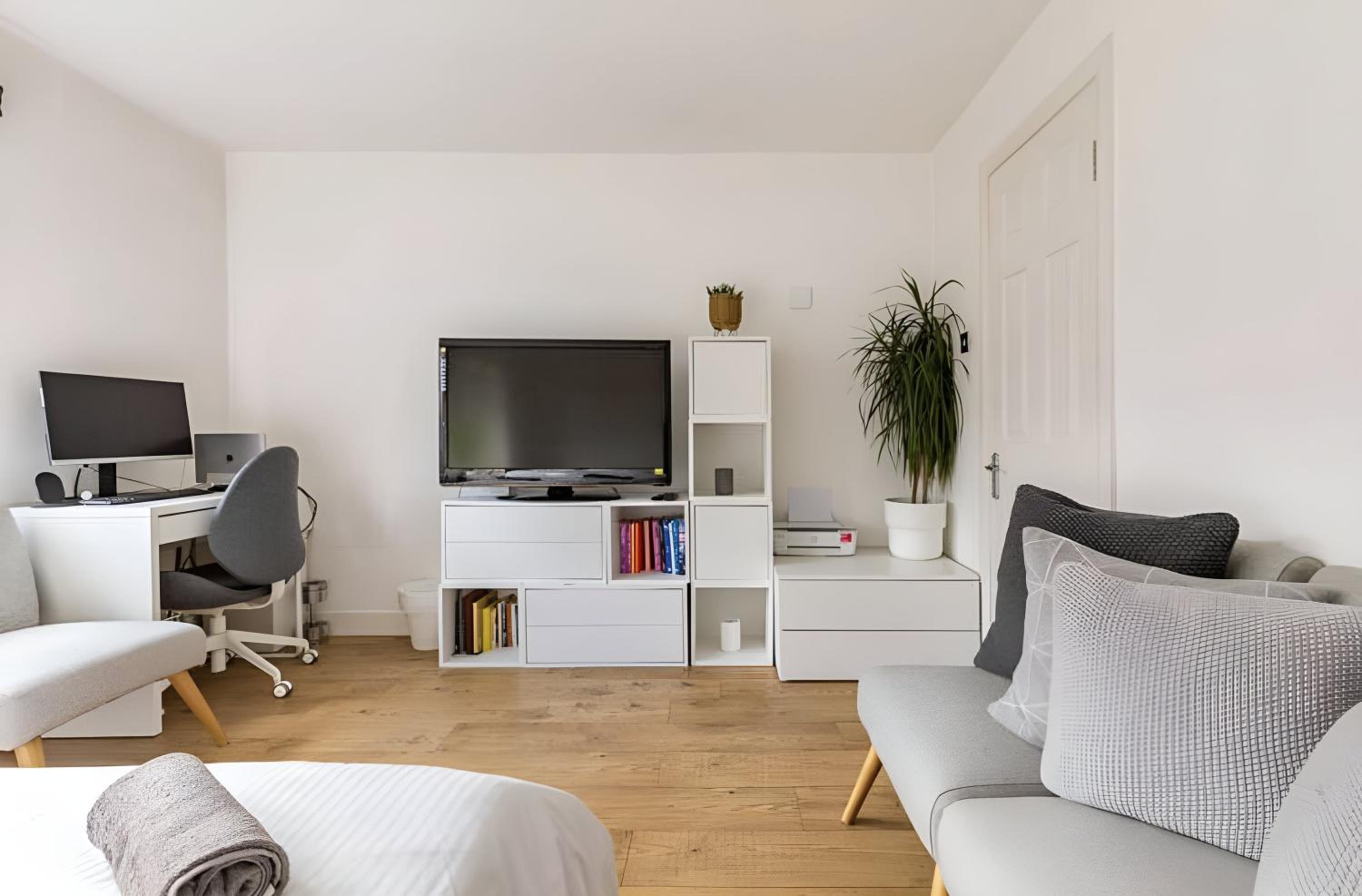 Modern Room with Bathroom & garden in a Shared House - No Kitchen