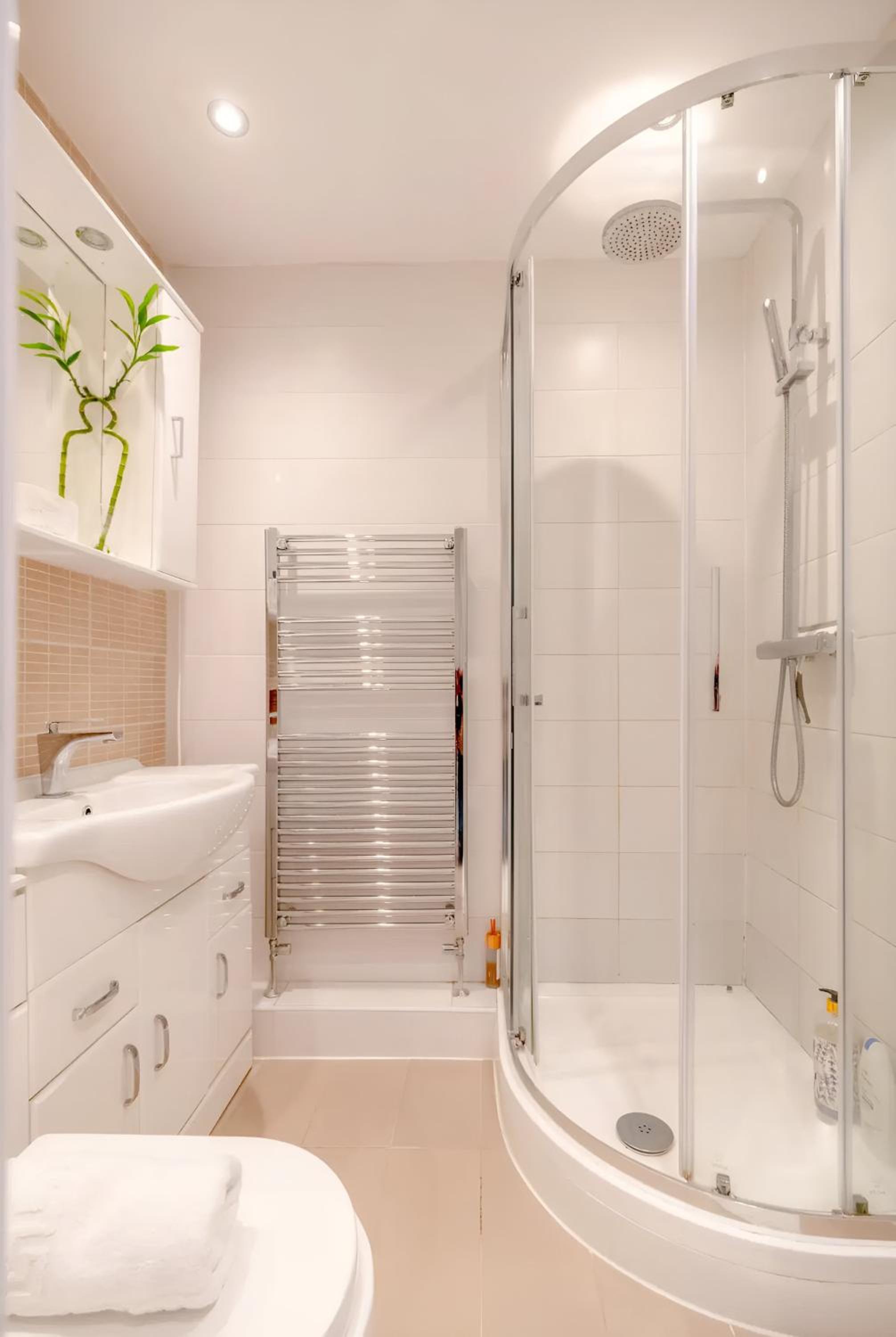 Modern Room with Bathroom & garden in a Shared House - No Kitchen