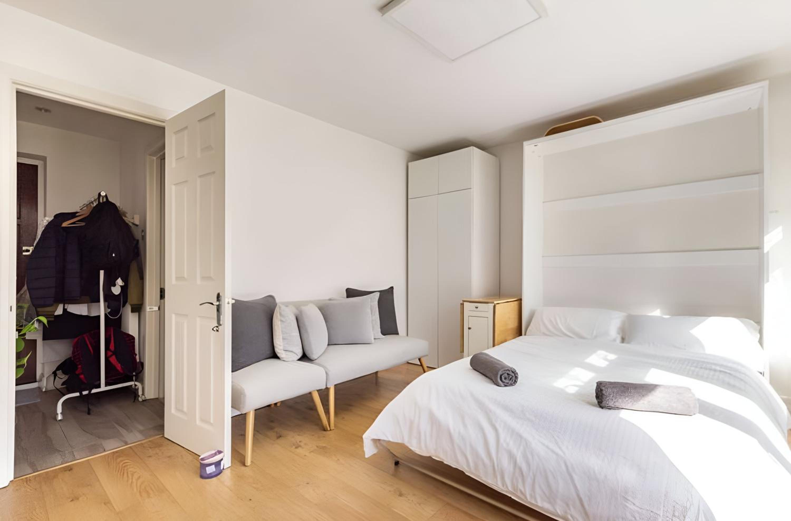 Modern Room with Bathroom & garden in a Shared House - No Kitchen