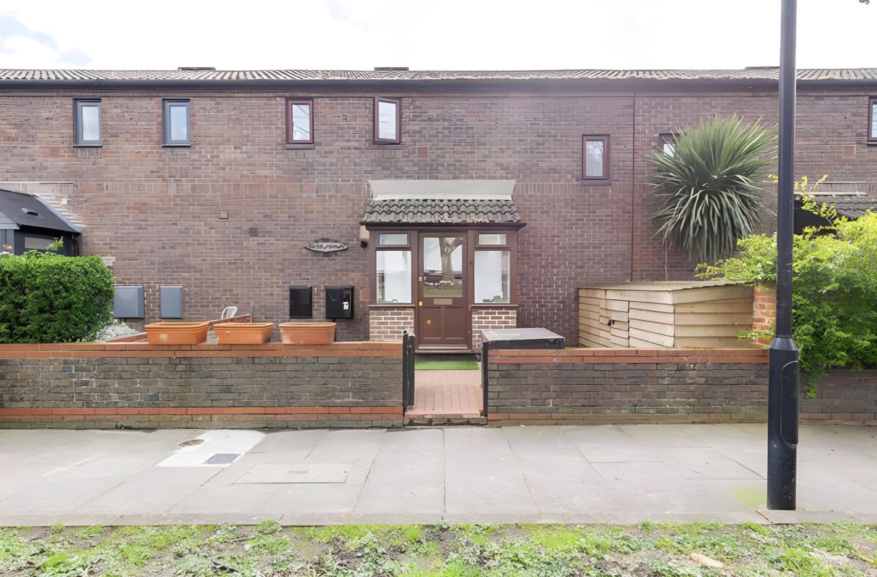 Modern Room with Bathroom & garden in a Shared House - No Kitchen