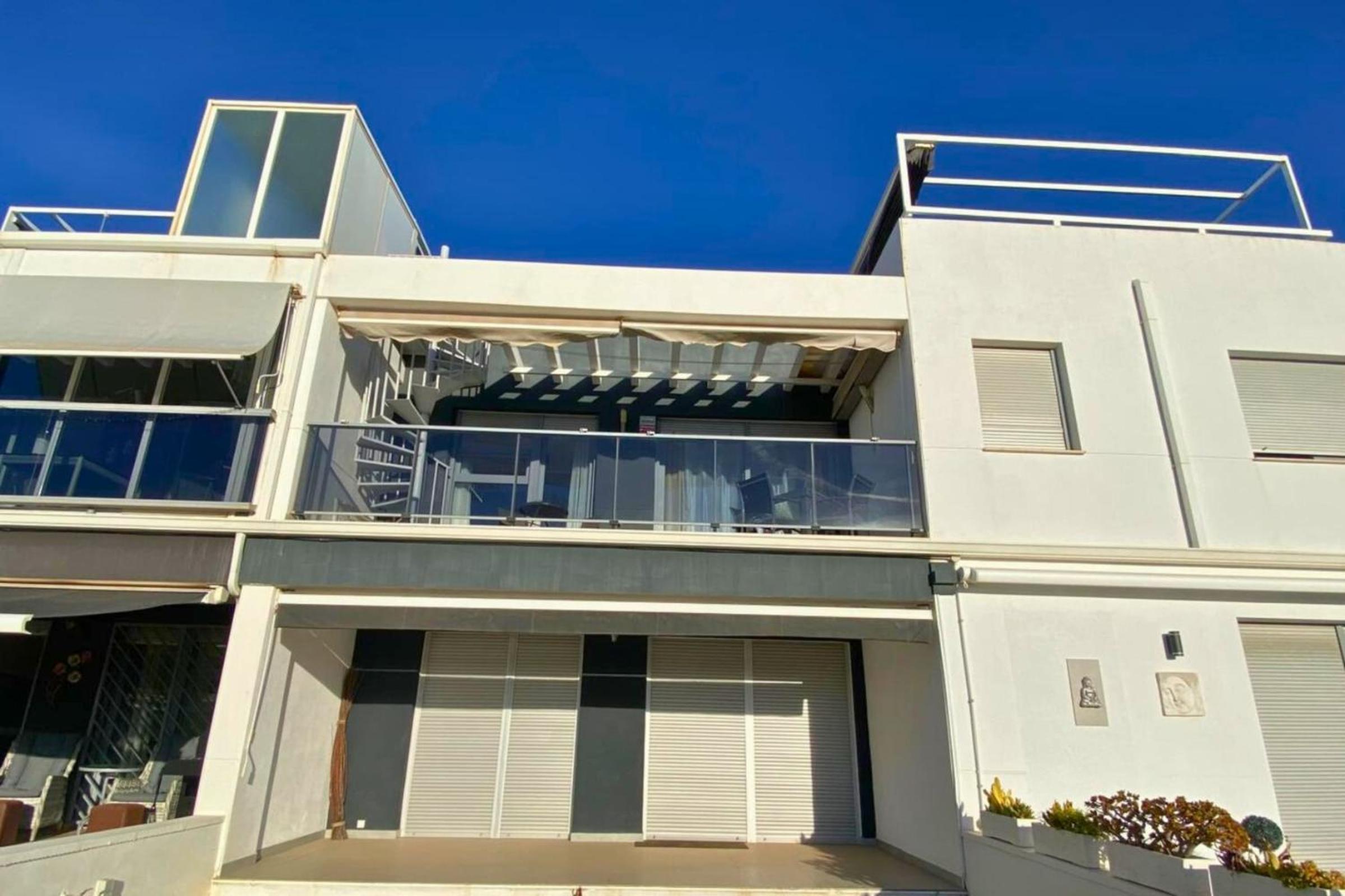 Modern flat with swimming pool terrace and equipped solarium