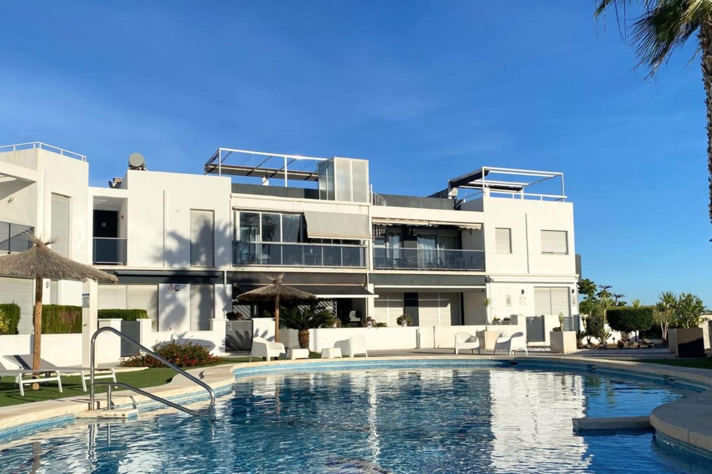 Modern flat with swimming pool terrace and equipped solarium