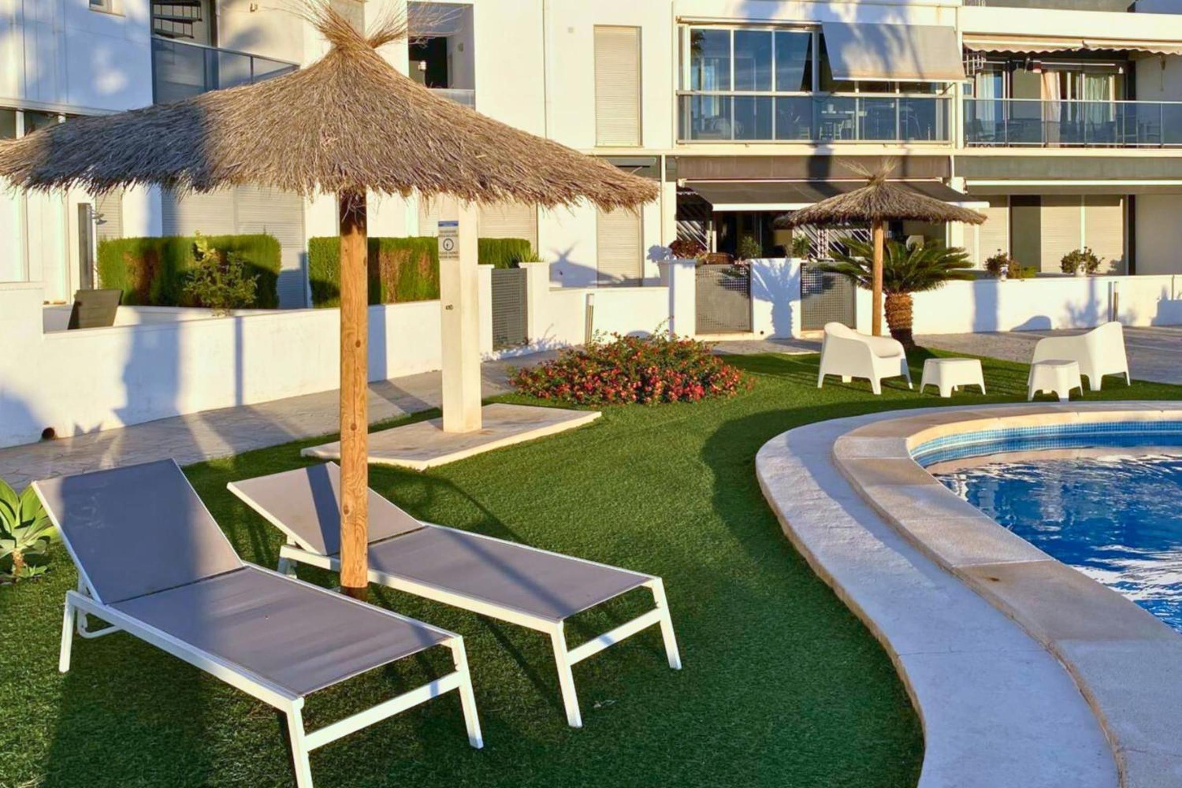 Modern flat with swimming pool terrace and equipped solarium