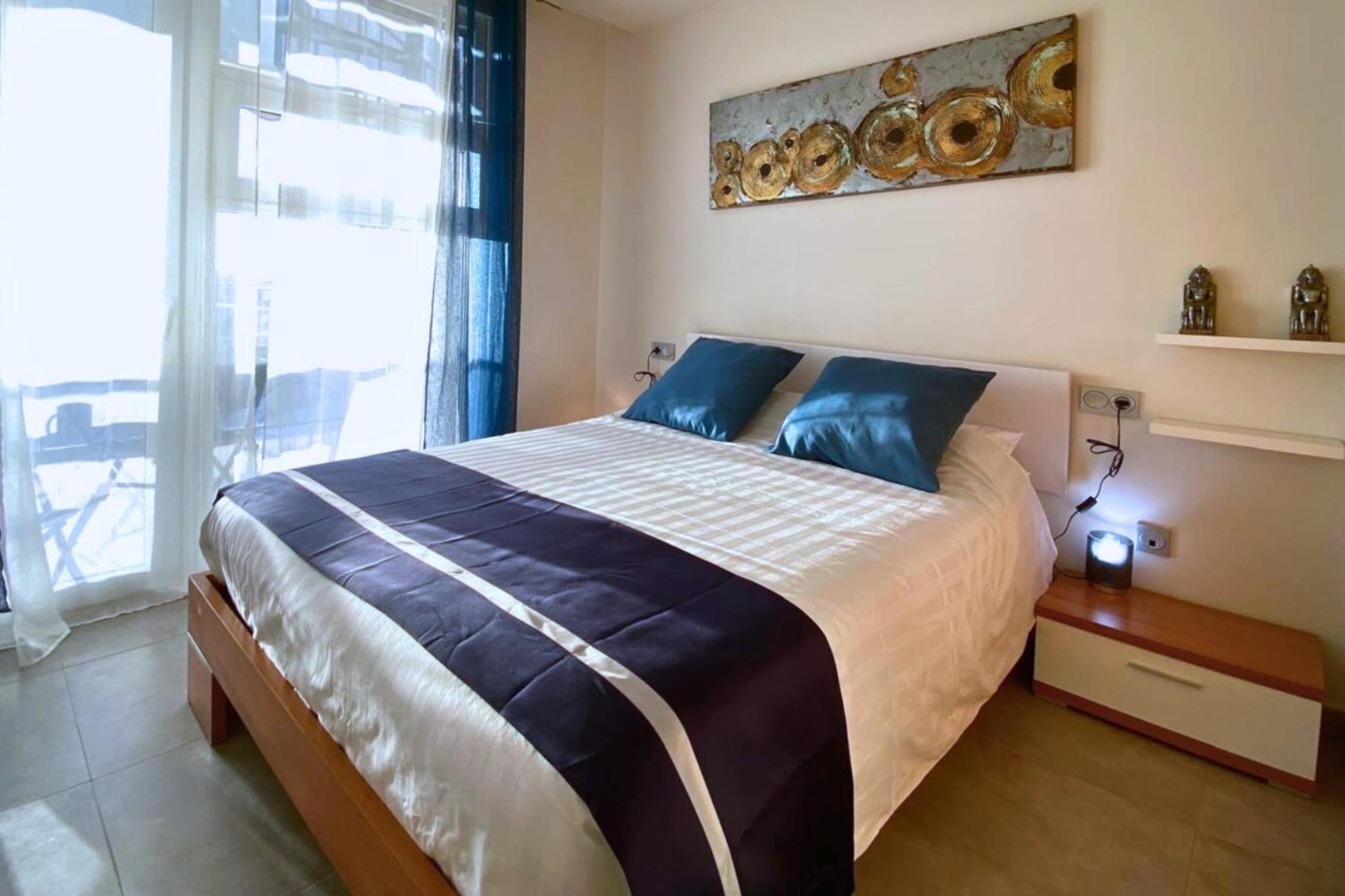 Modern flat with swimming pool terrace and equipped solarium