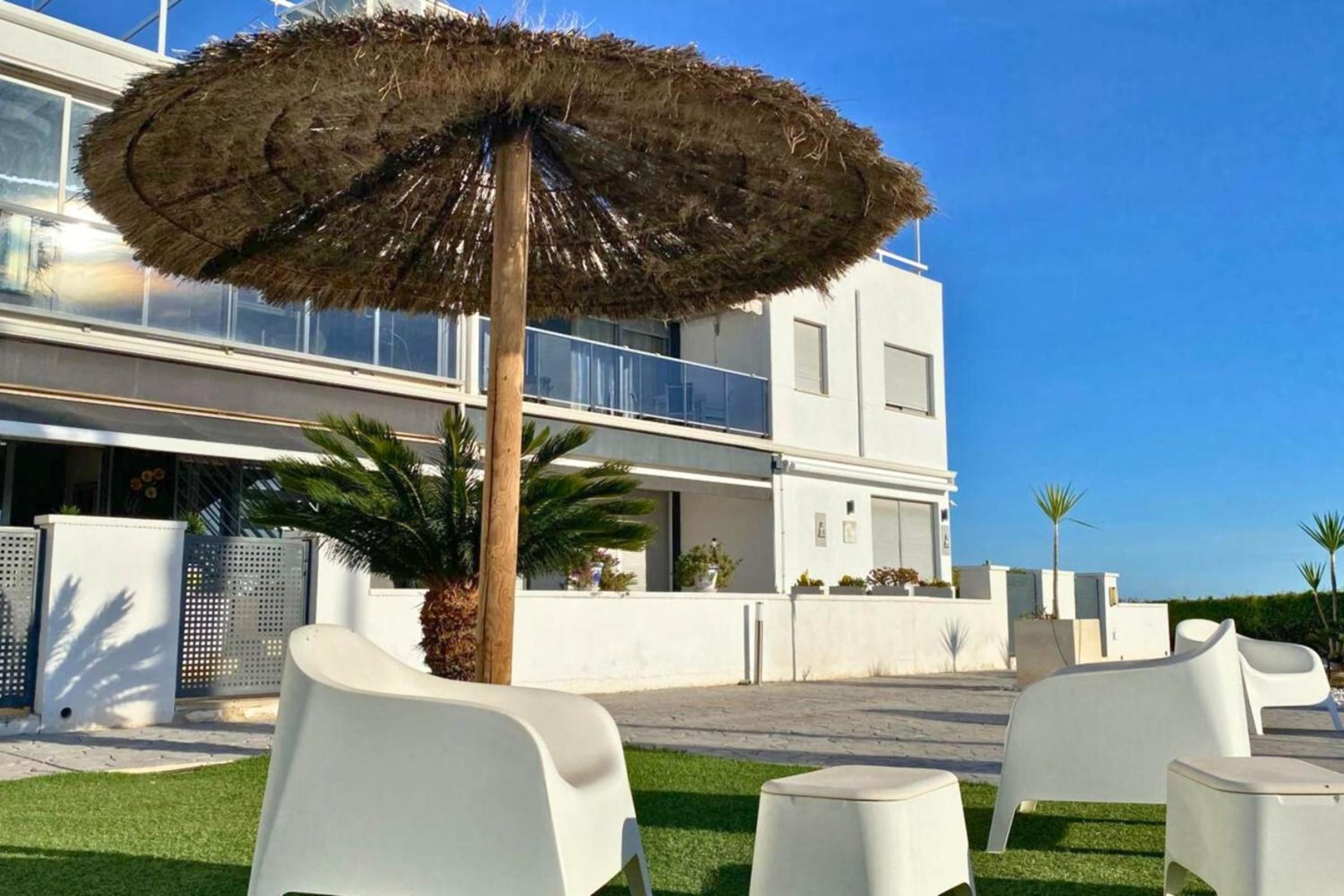 Modern flat with swimming pool terrace and equipped solarium