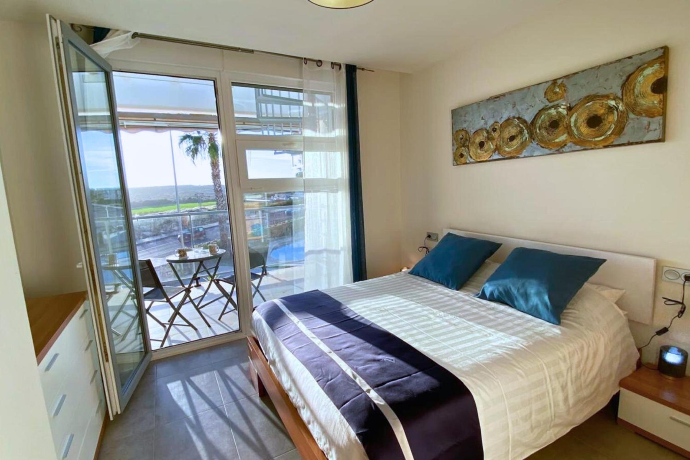 Modern flat with swimming pool terrace and equipped solarium