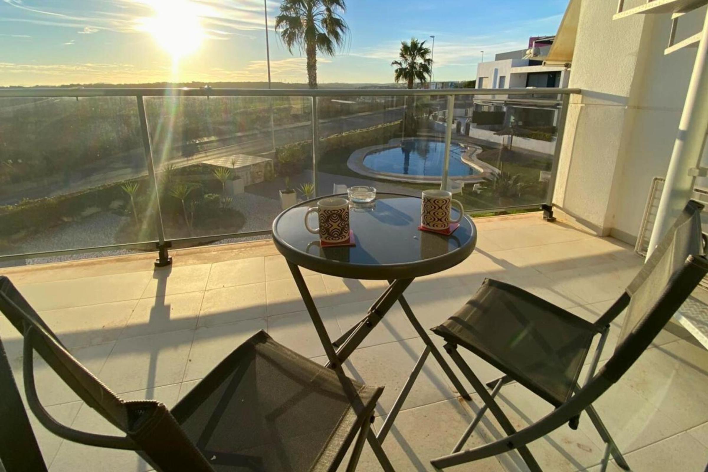 Modern flat with swimming pool terrace and equipped solarium