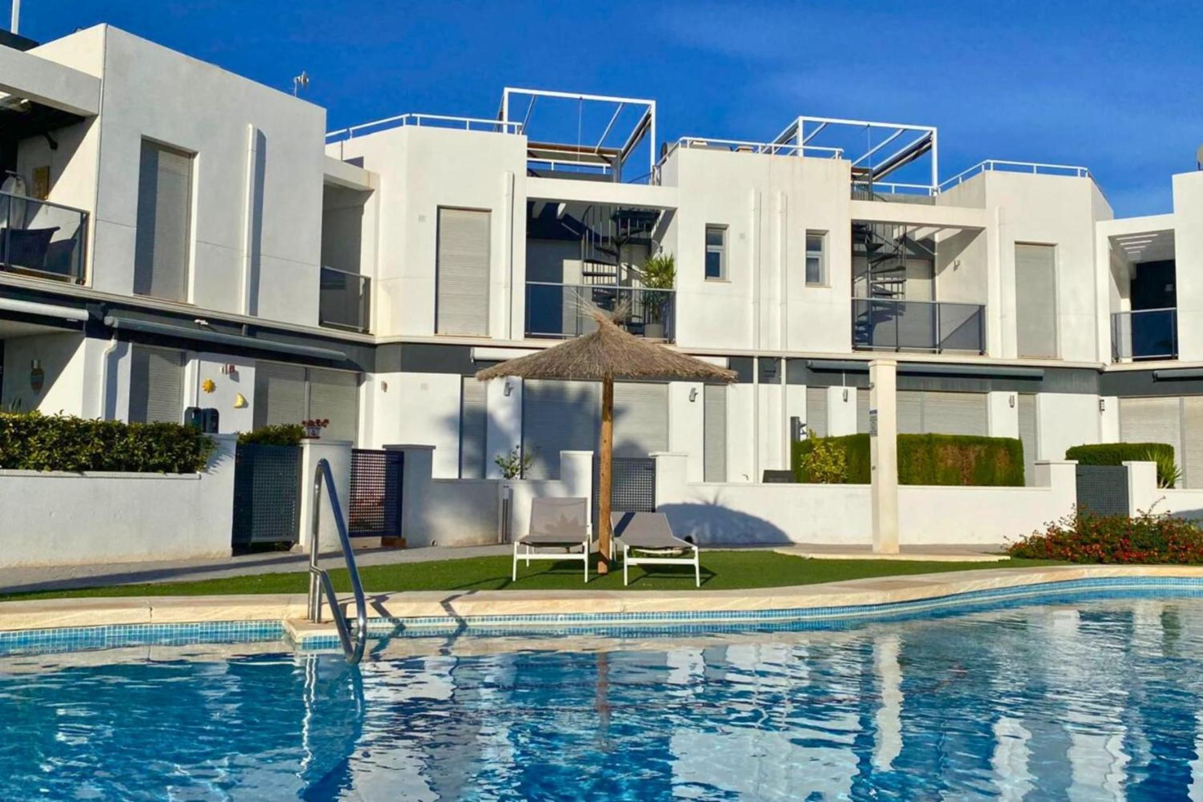 Modern flat with swimming pool terrace and equipped solarium