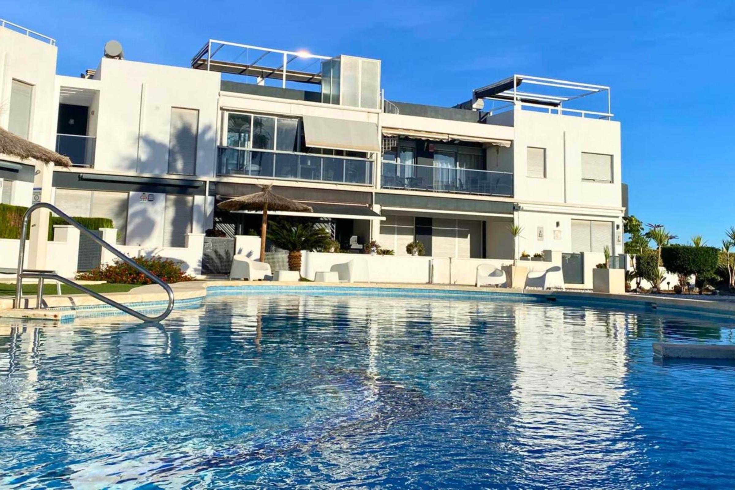Modern flat with swimming pool terrace and equipped solarium