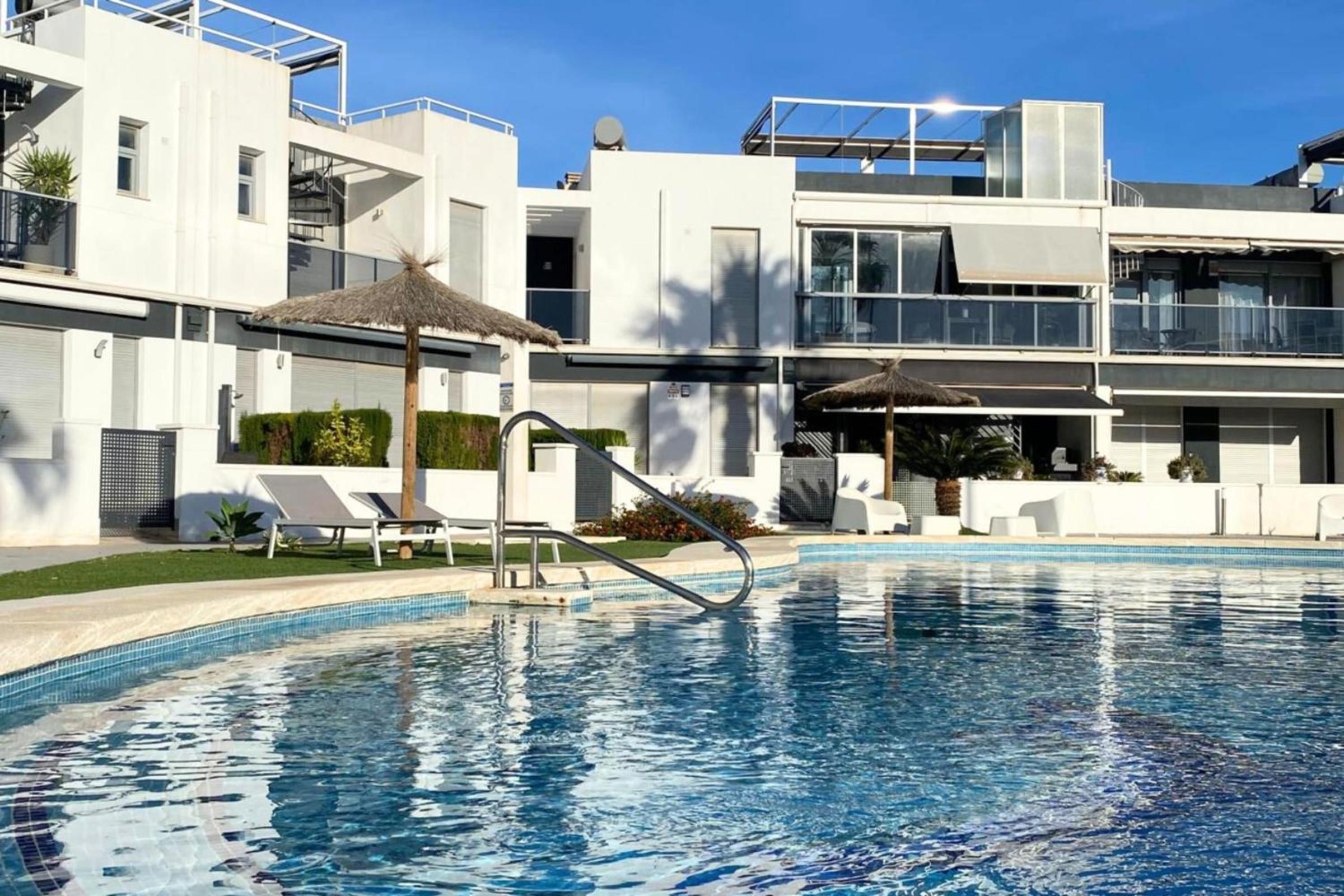 Modern flat with swimming pool terrace and equipped solarium