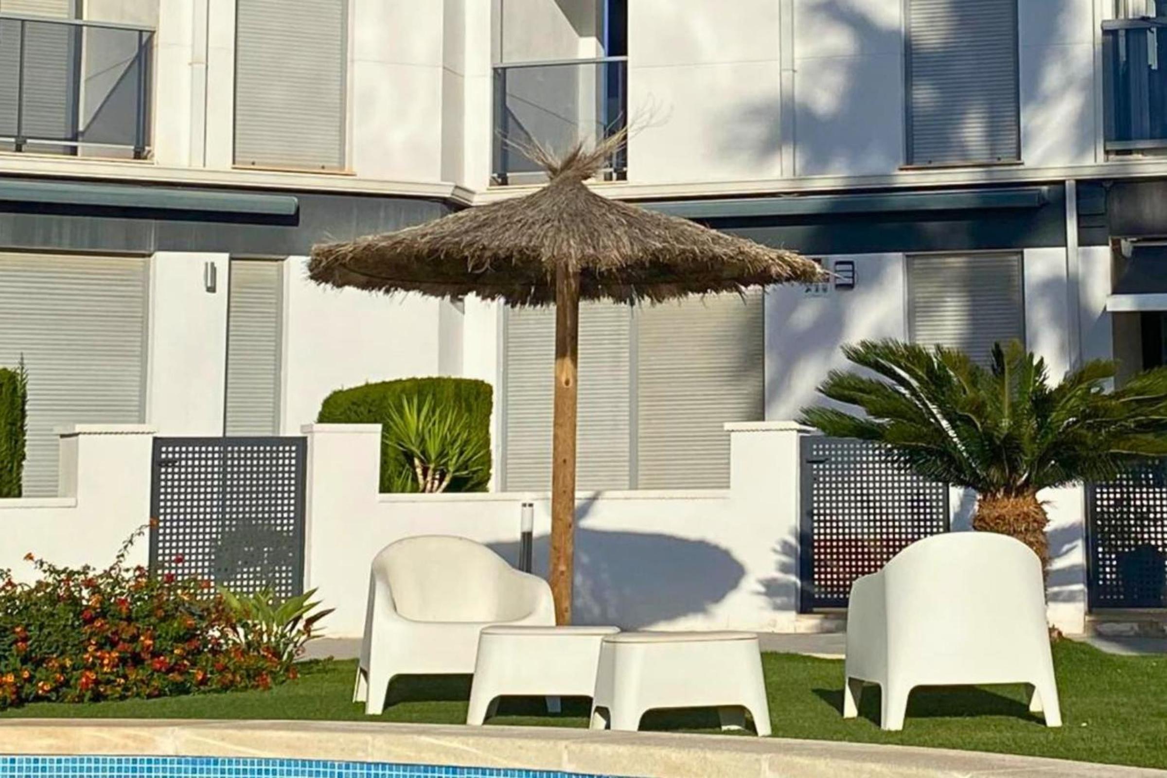 Modern flat with swimming pool terrace and equipped solarium