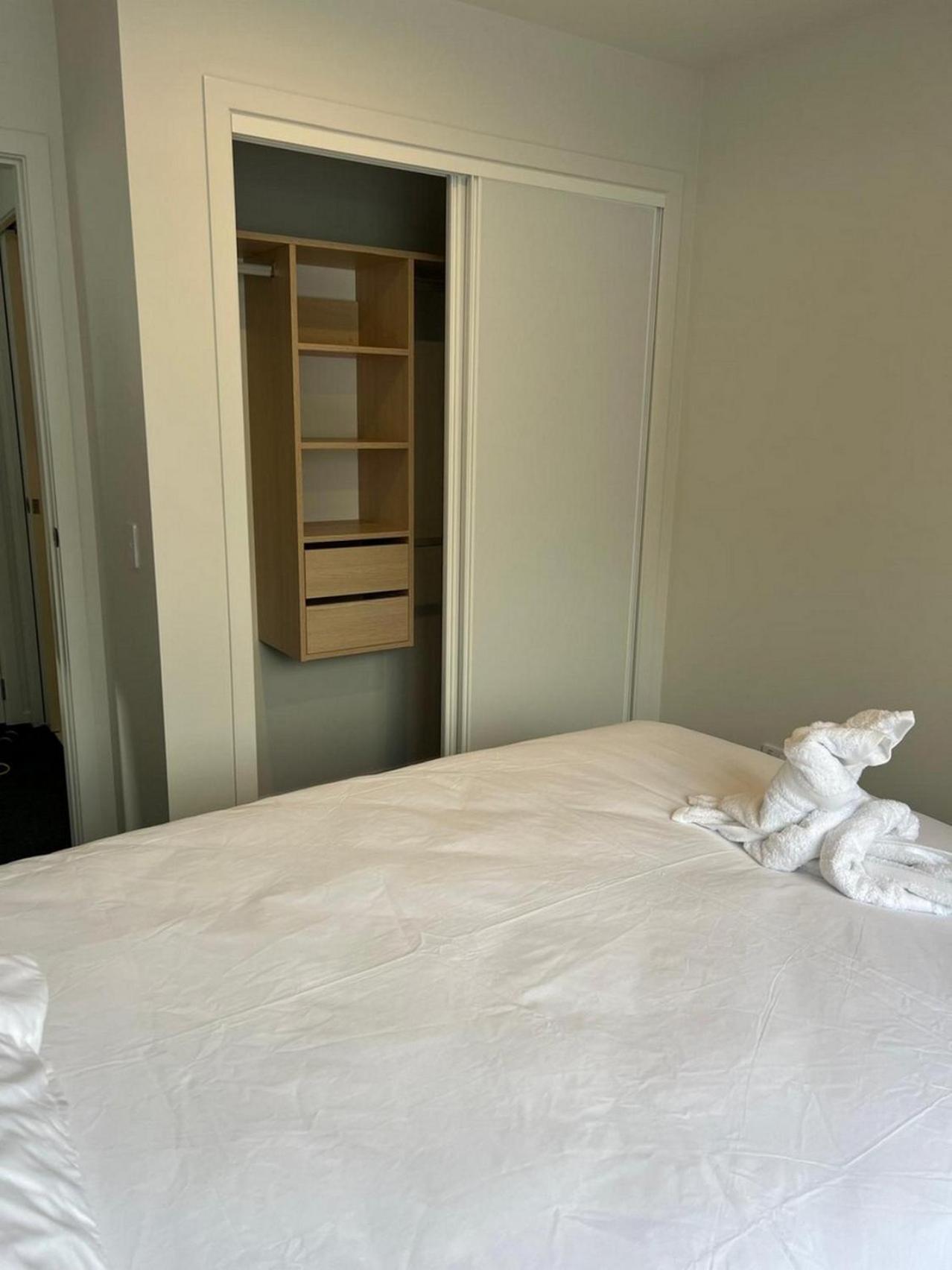 Hutt Central Modern 3-Bedroom,3- Bathroom House with Patio and Carpark- 15 Mins to Wellington CBD view 5