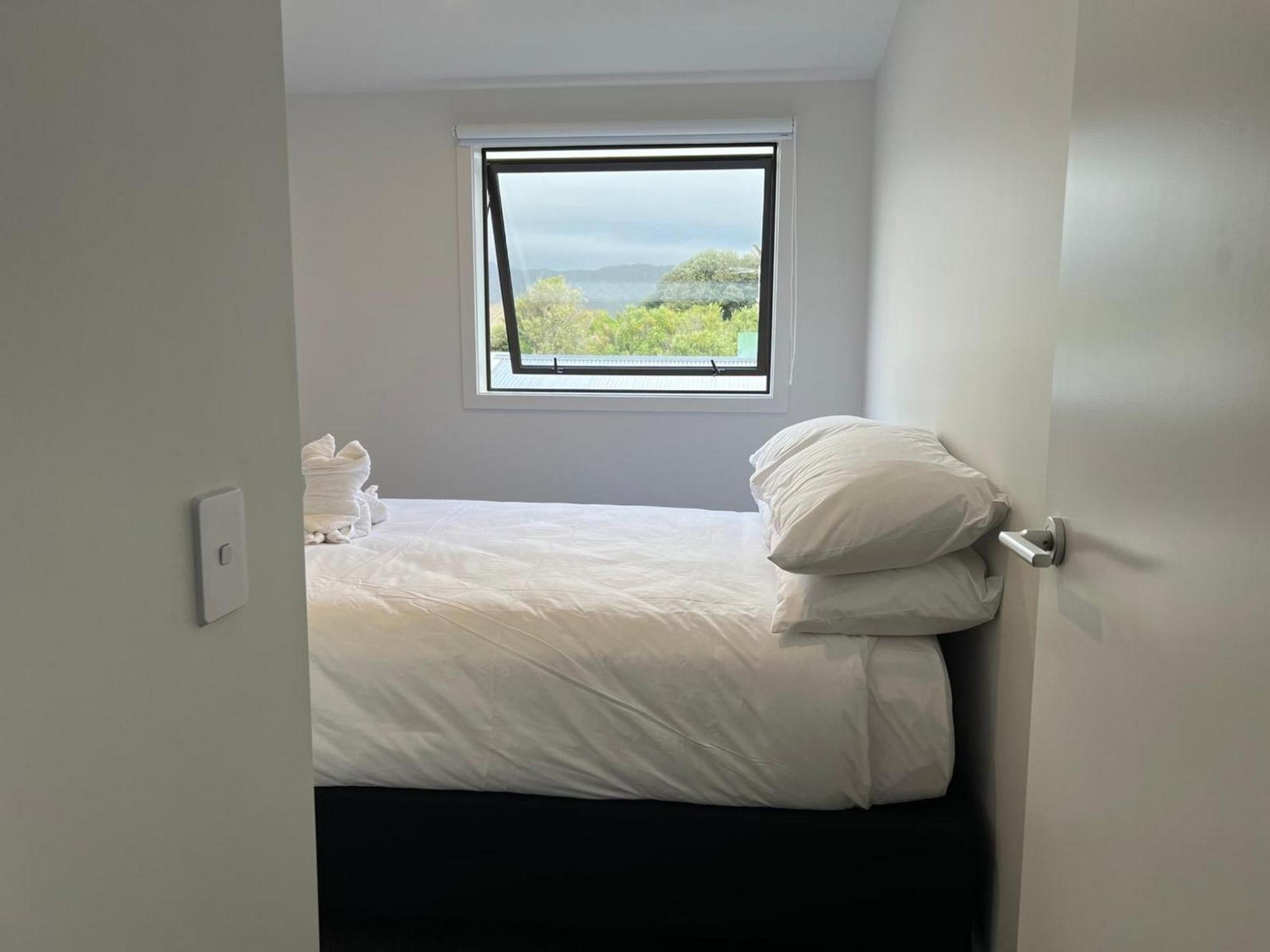 Hutt Central Modern 3-Bedroom,3- Bathroom House with Patio and Carpark- 15 Mins to Wellington CBD view 3