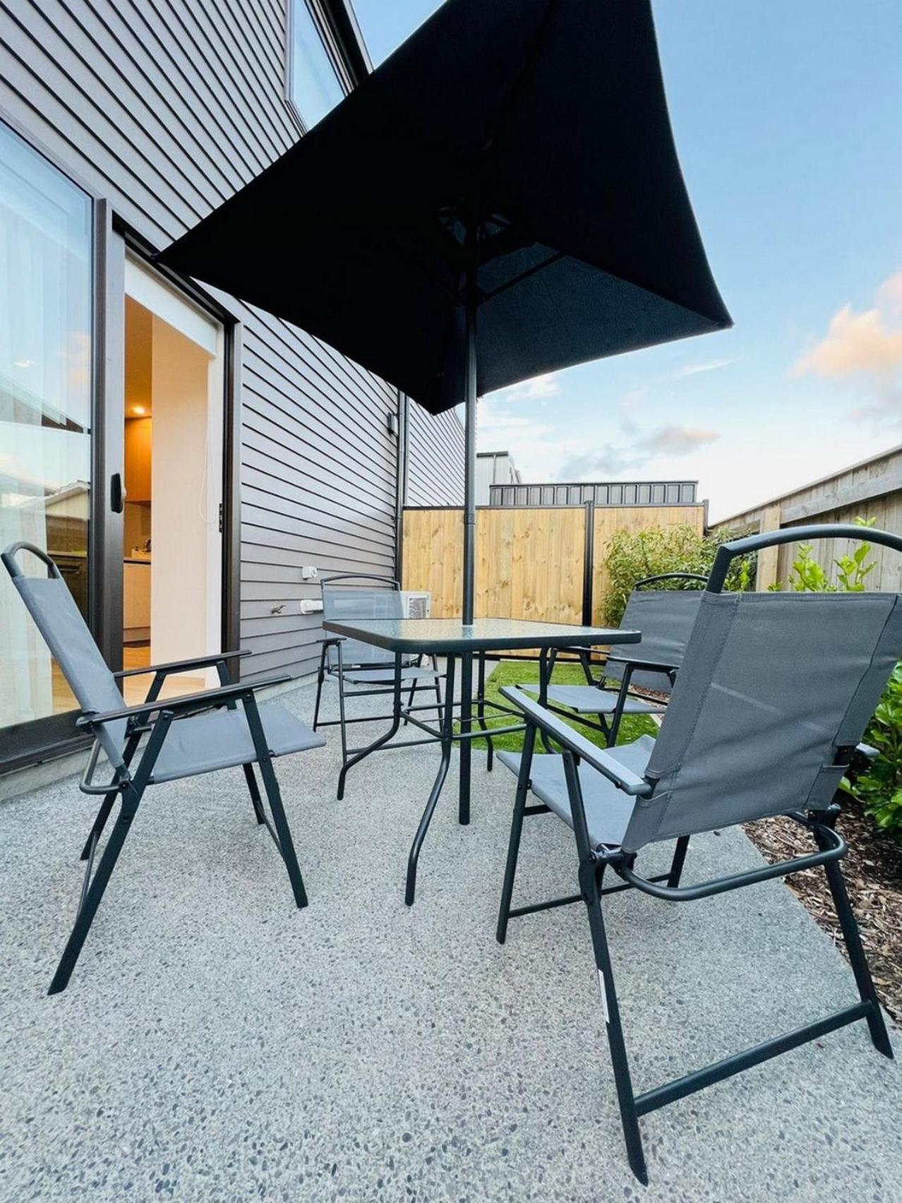 Hutt Central Modern 3-Bedroom,3- Bathroom House with Patio and Carpark- 15 Mins to Wellington CBD view 2