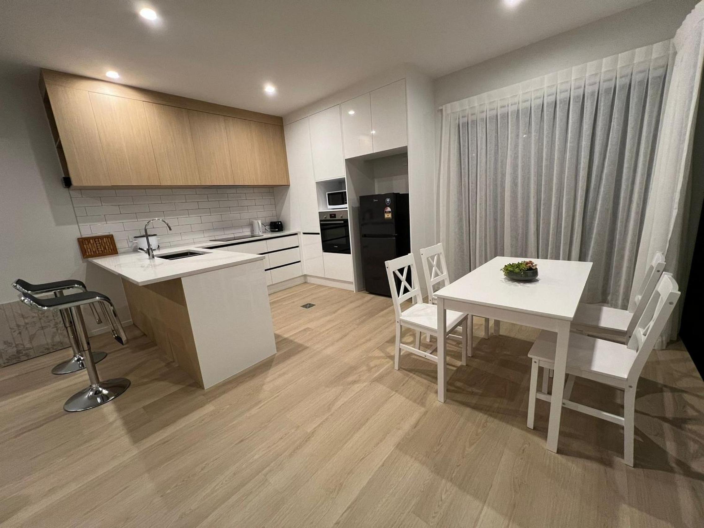 Hutt Central Modern 3-Bedroom,3- Bathroom House with Patio and Carpark- 15 Mins to Wellington CBD view 4