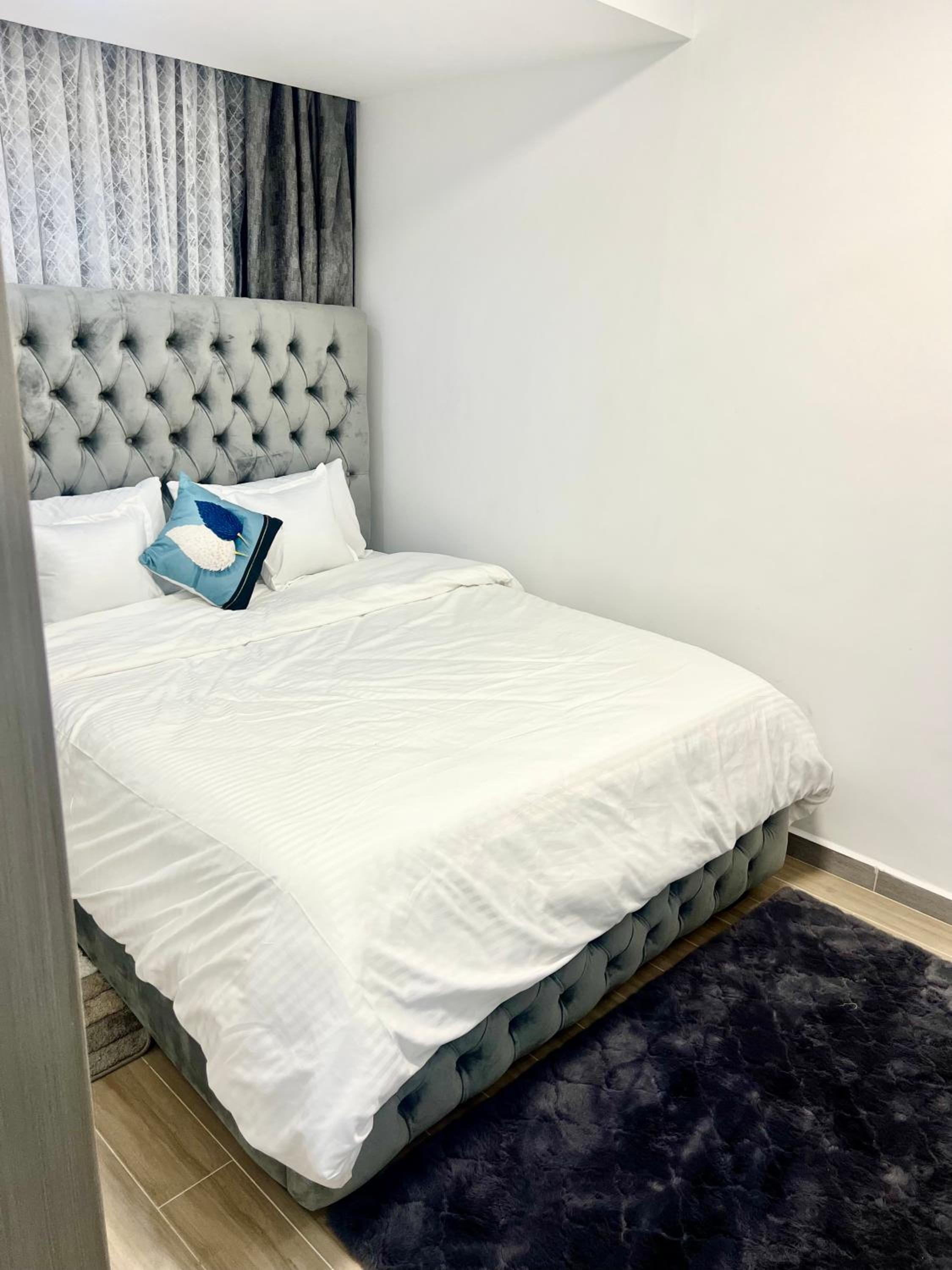 Stylish 1-Bedroom in Riverside view 3