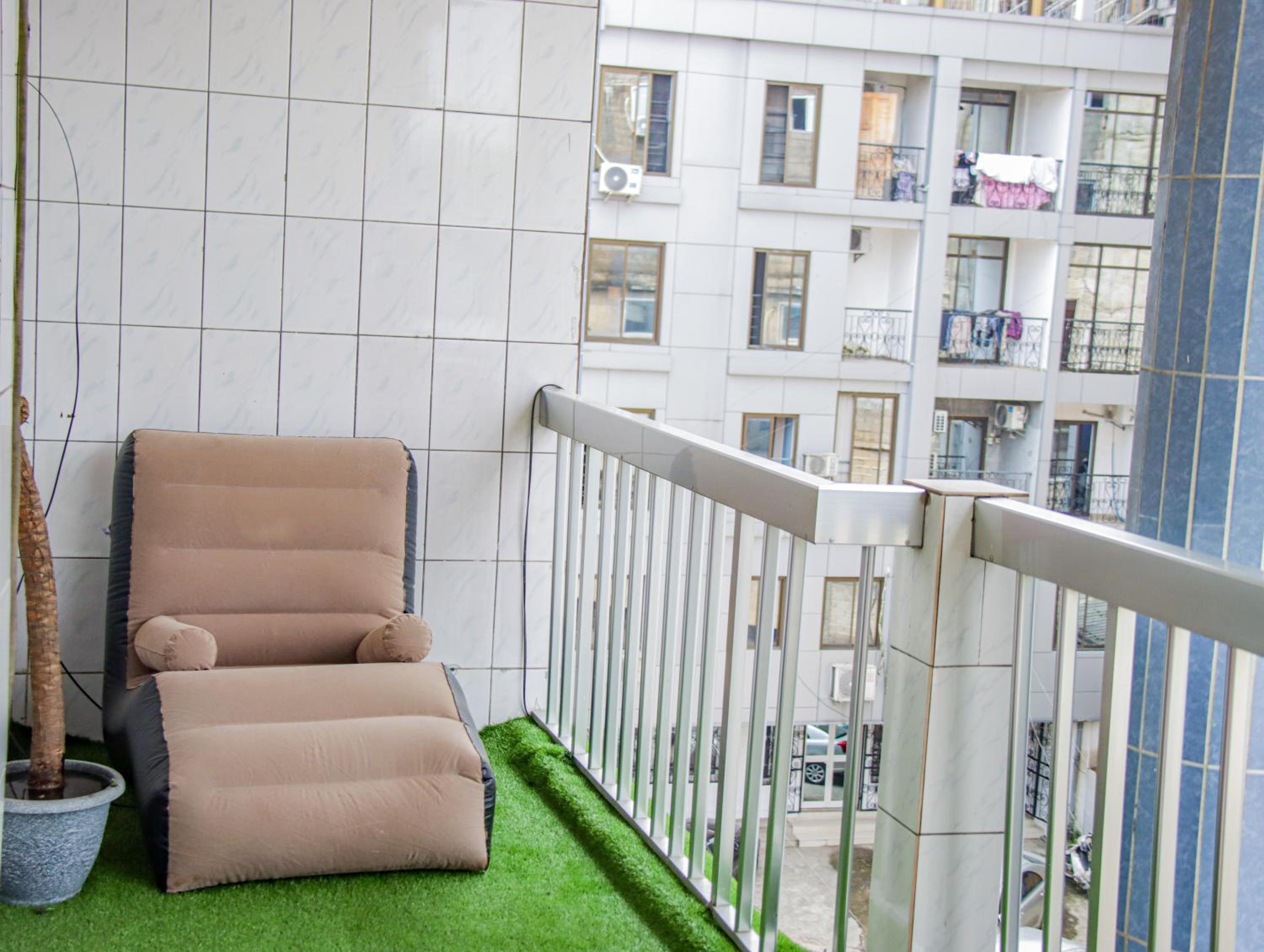 Maxim Hous, Central au Rond point Maetur Bonamoussadi, Fibre Optique, Groupe électrogène, Forage, Parking, Netflix, Canal Sat, Balcon emmenagé