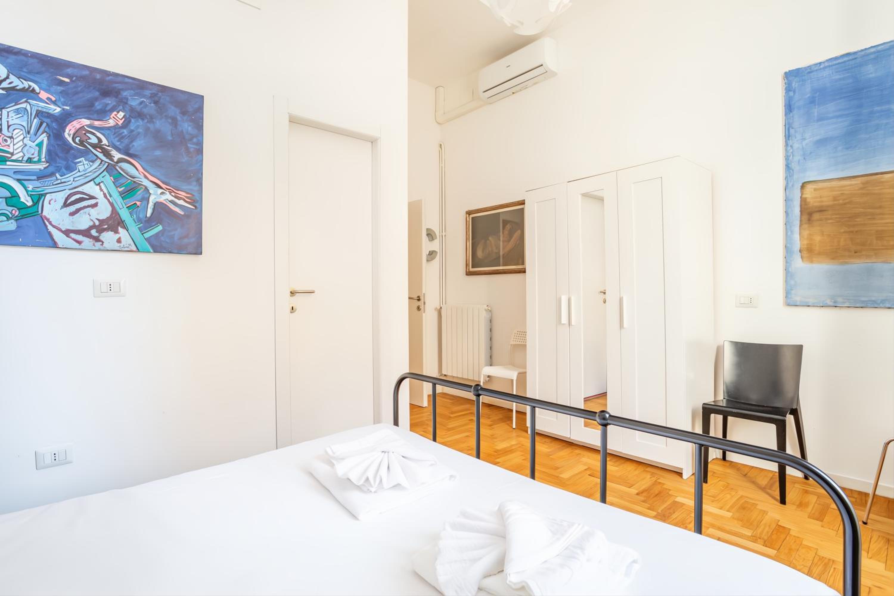 Elegantis Des Artistes Apartment