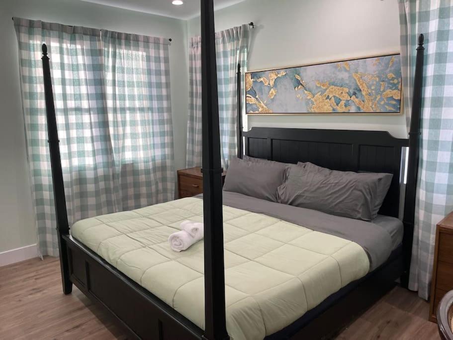 LUX Spacious Townhouse 4BR in DC view 3