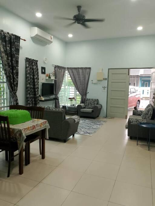 Zara Iman Homestay photo 8