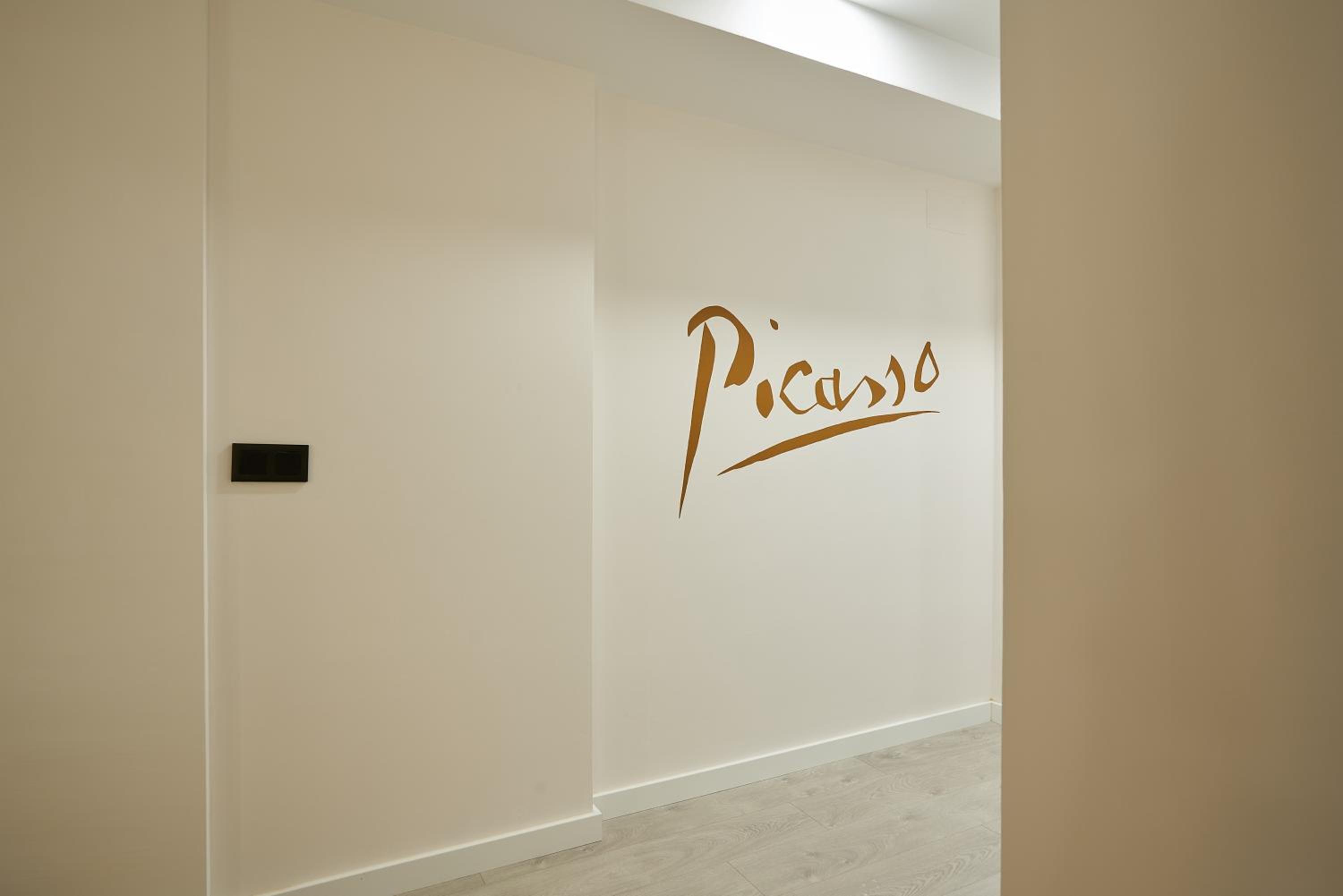 APARTAMENTO PICASSO CON PATIO TRASERO