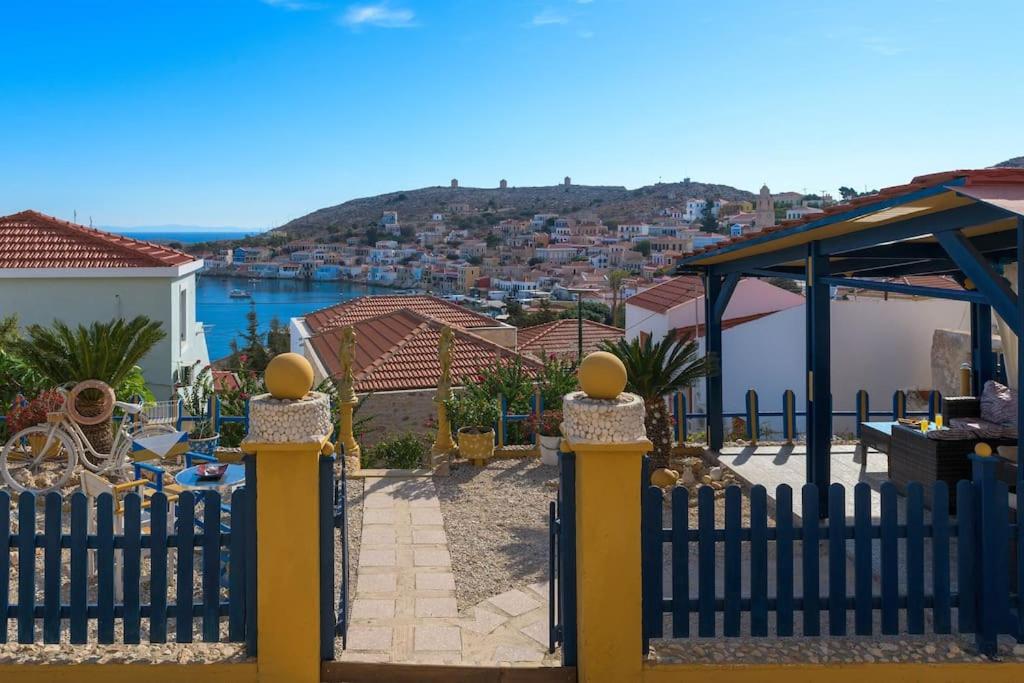Yellow Oasis traditional home with sea view view 4