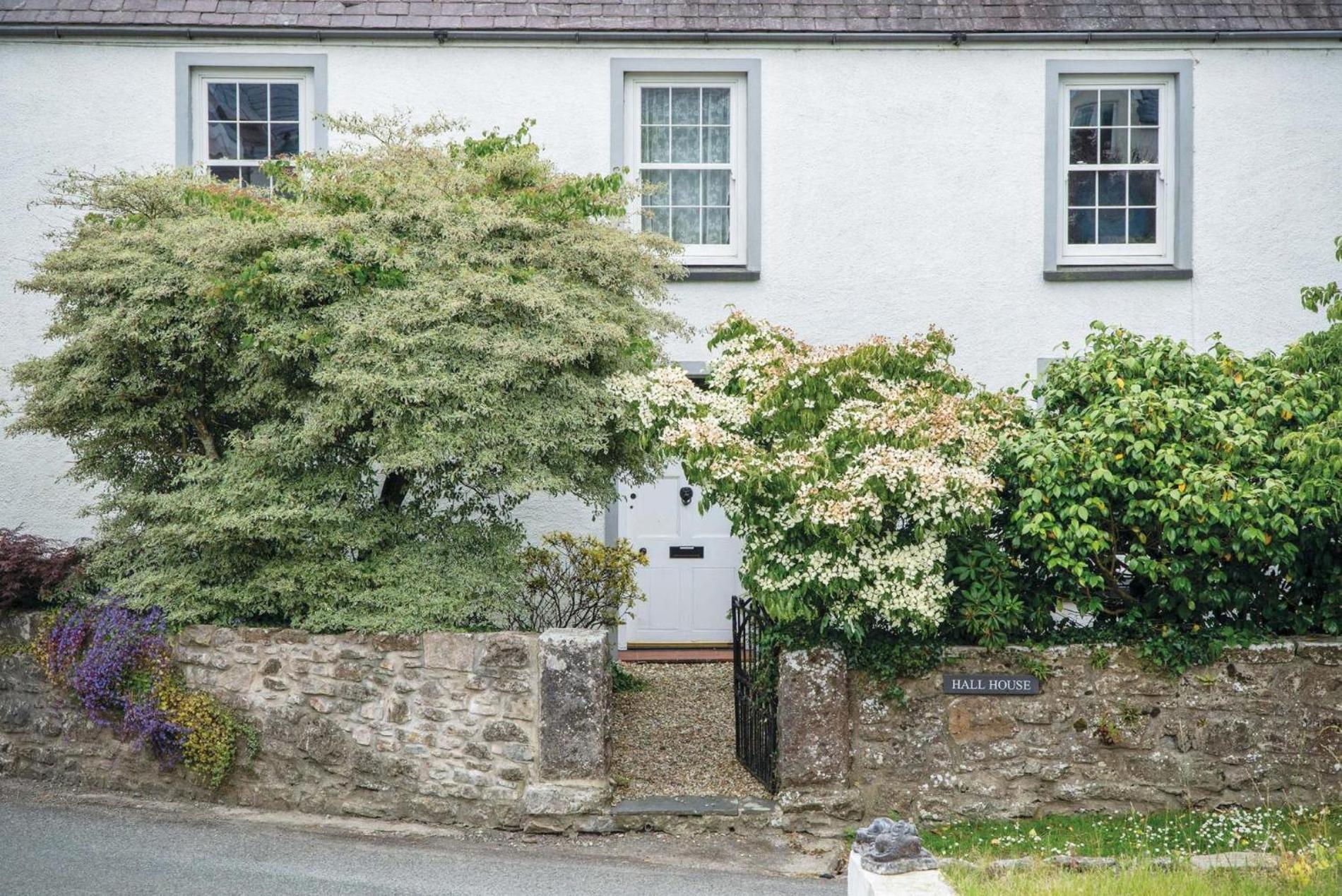 Hall House 3 Bedroom House St Florence view 2